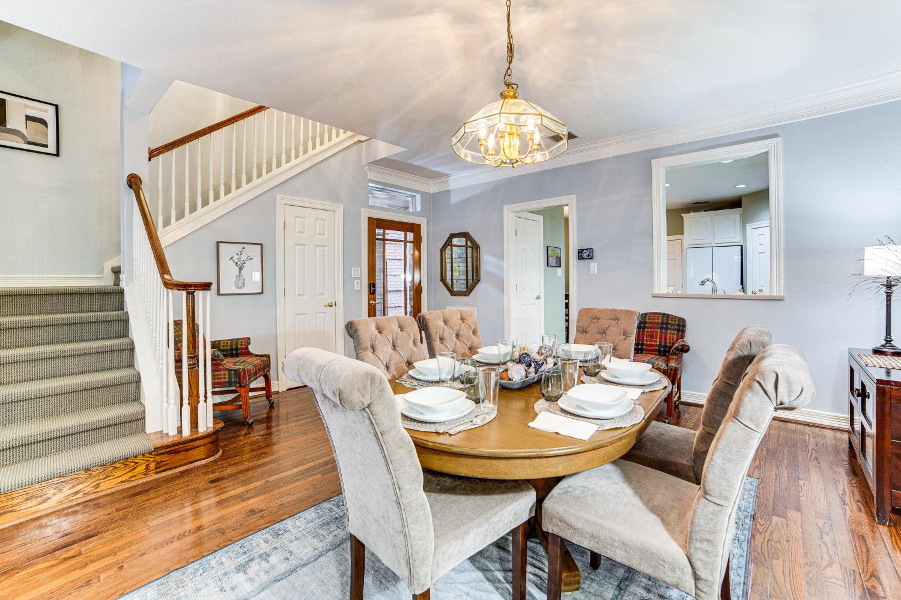 Uptown Dallas Group Getaway Near Art, Eats and More!