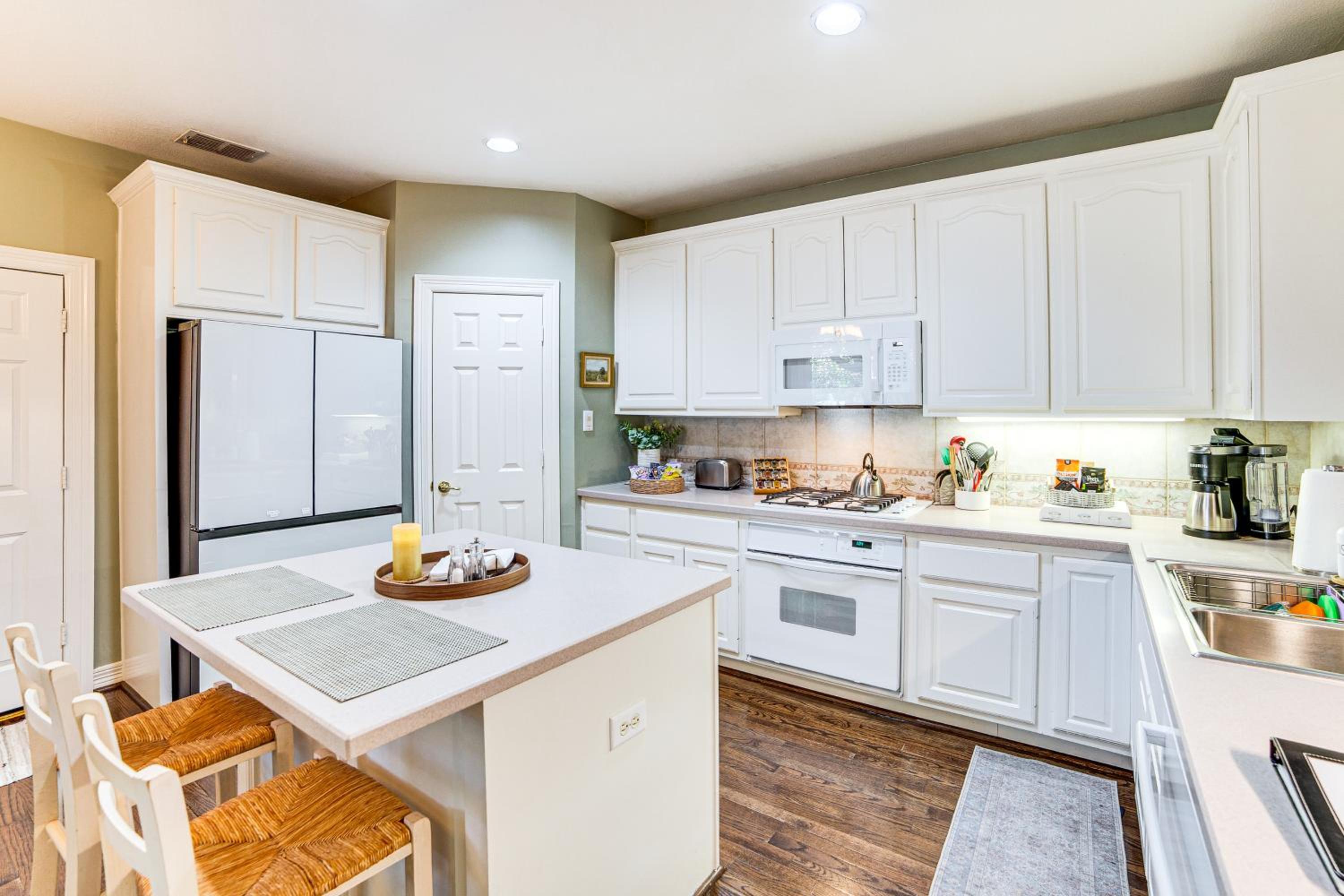 Uptown Dallas Group Getaway Near Art, Eats and More!