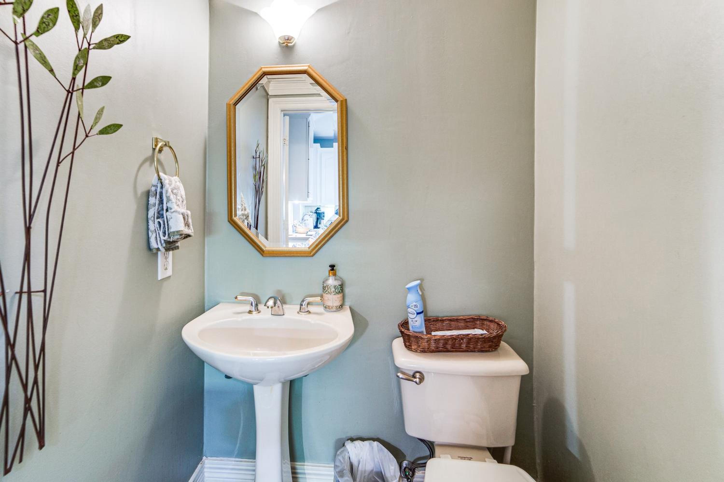 Uptown Dallas Group Getaway Near Art, Eats and More!