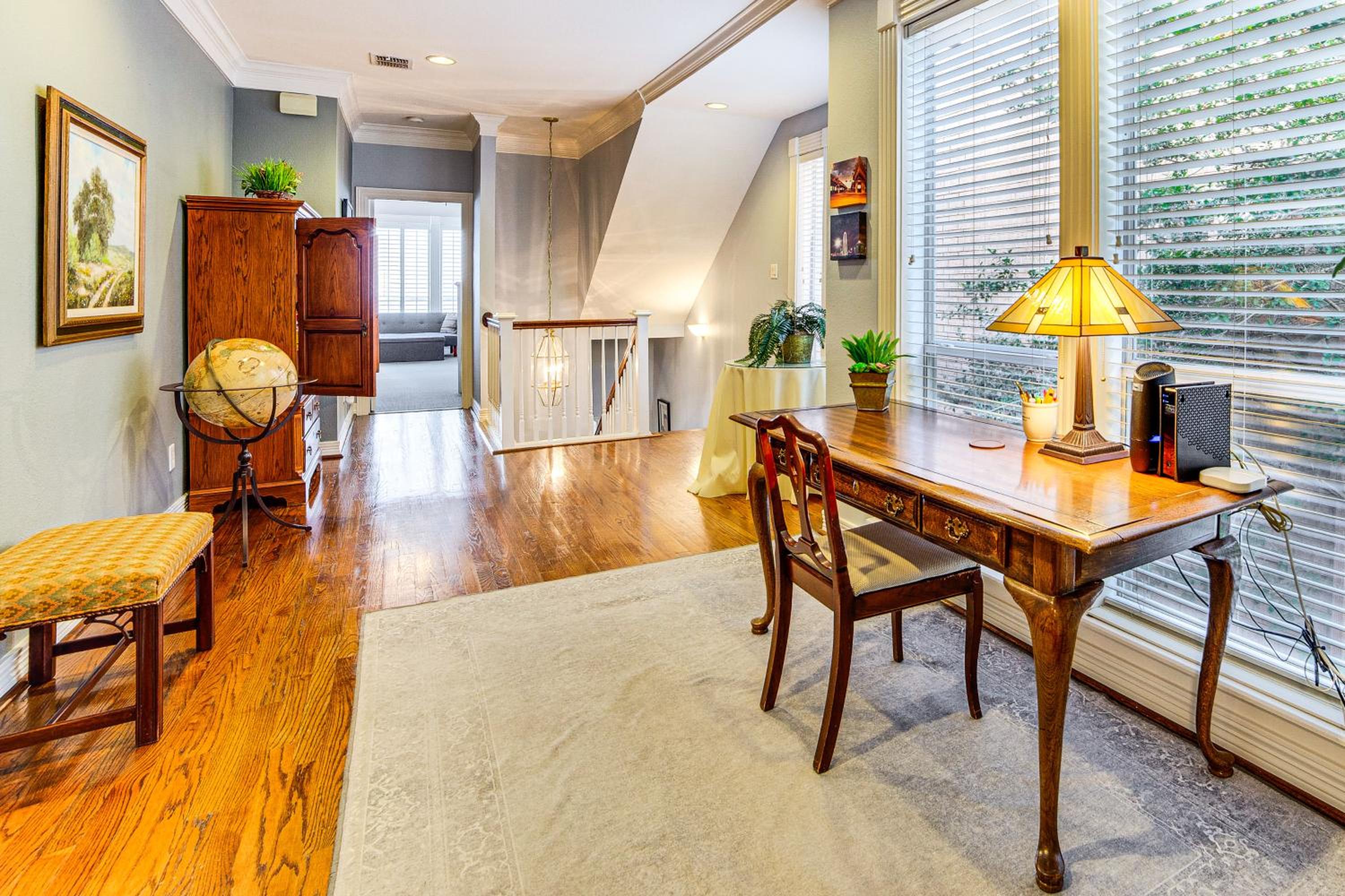 Uptown Dallas Group Getaway Near Art, Eats and More!