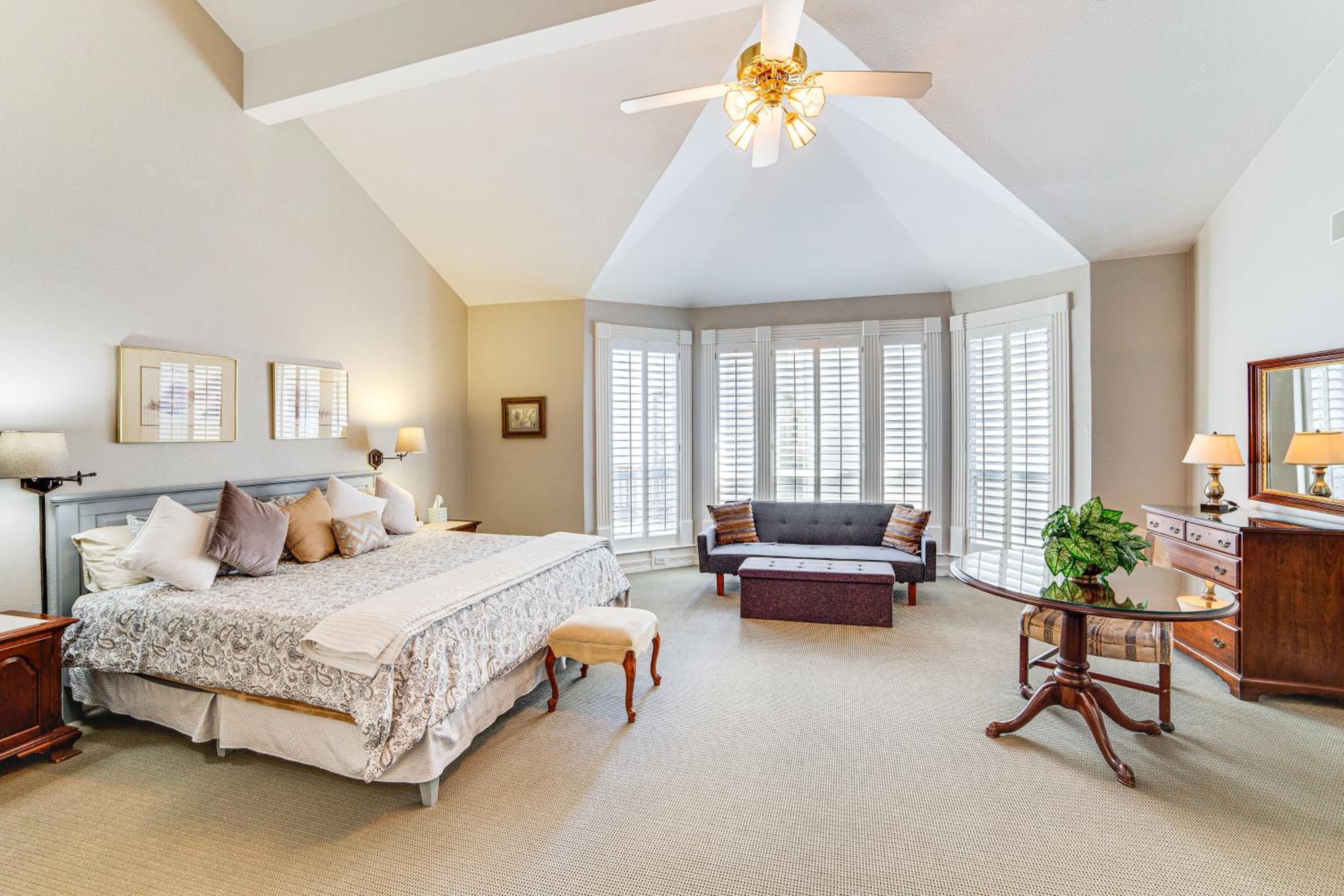 Uptown Dallas Group Getaway Near Art, Eats and More!