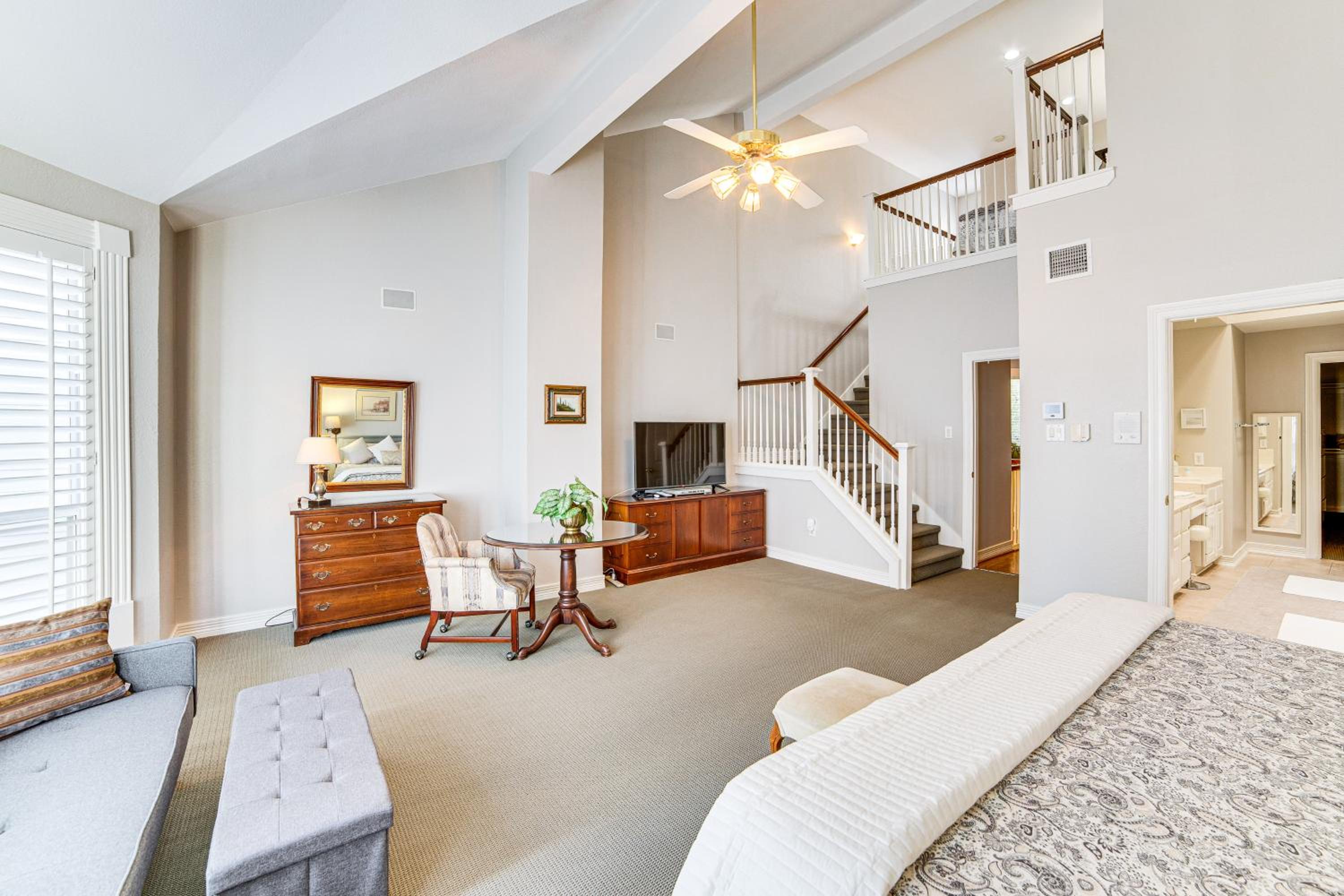 Uptown Dallas Group Getaway Near Art, Eats and More!