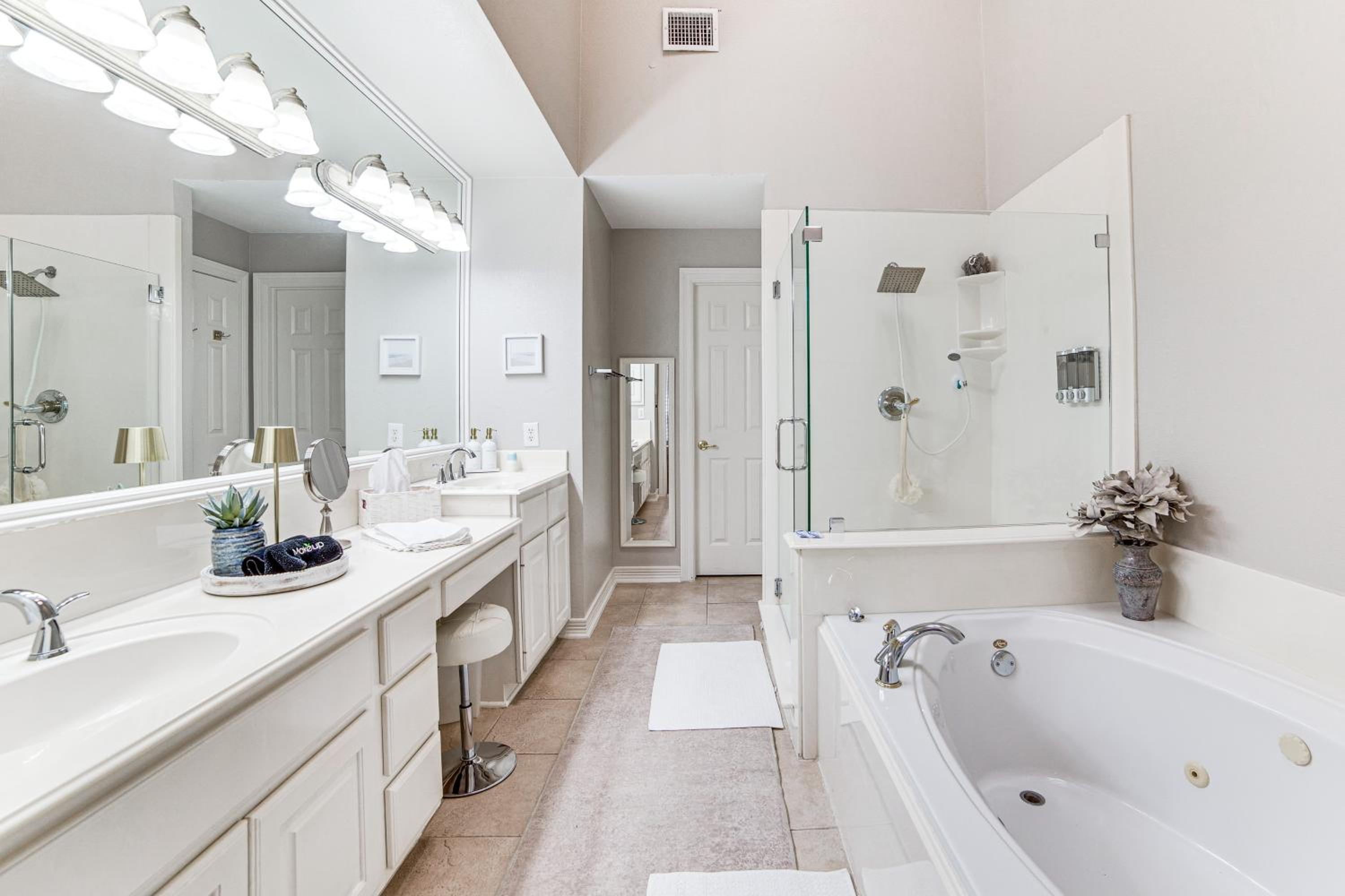 Uptown Dallas Group Getaway Near Art, Eats and More!