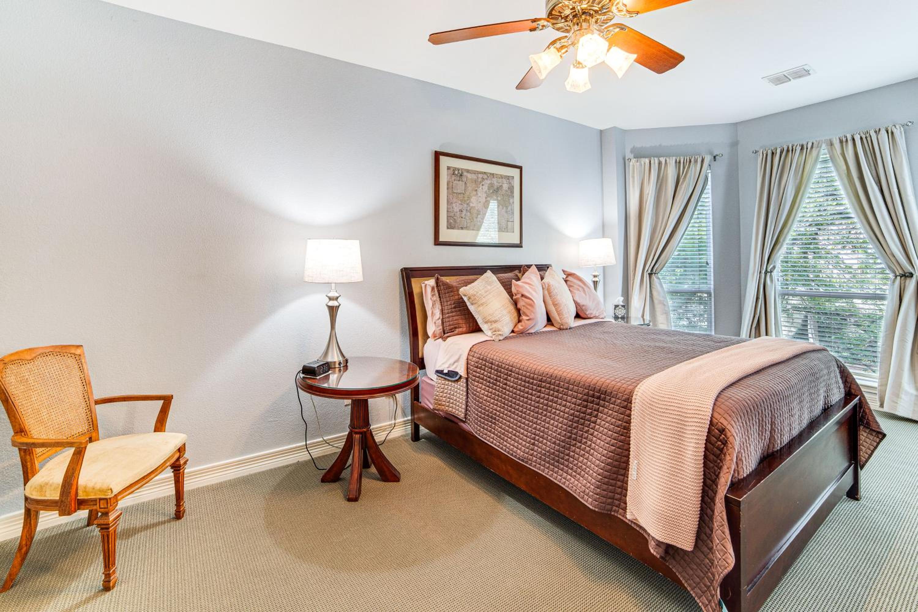 Uptown Dallas Group Getaway Near Art, Eats and More!