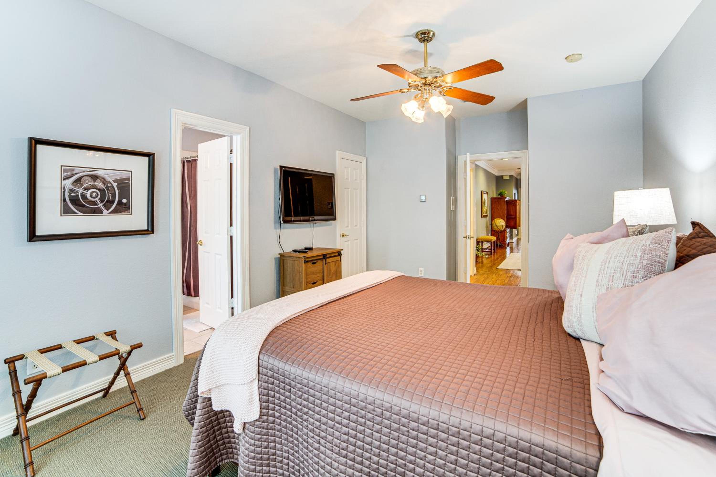 Uptown Dallas Group Getaway Near Art, Eats and More!