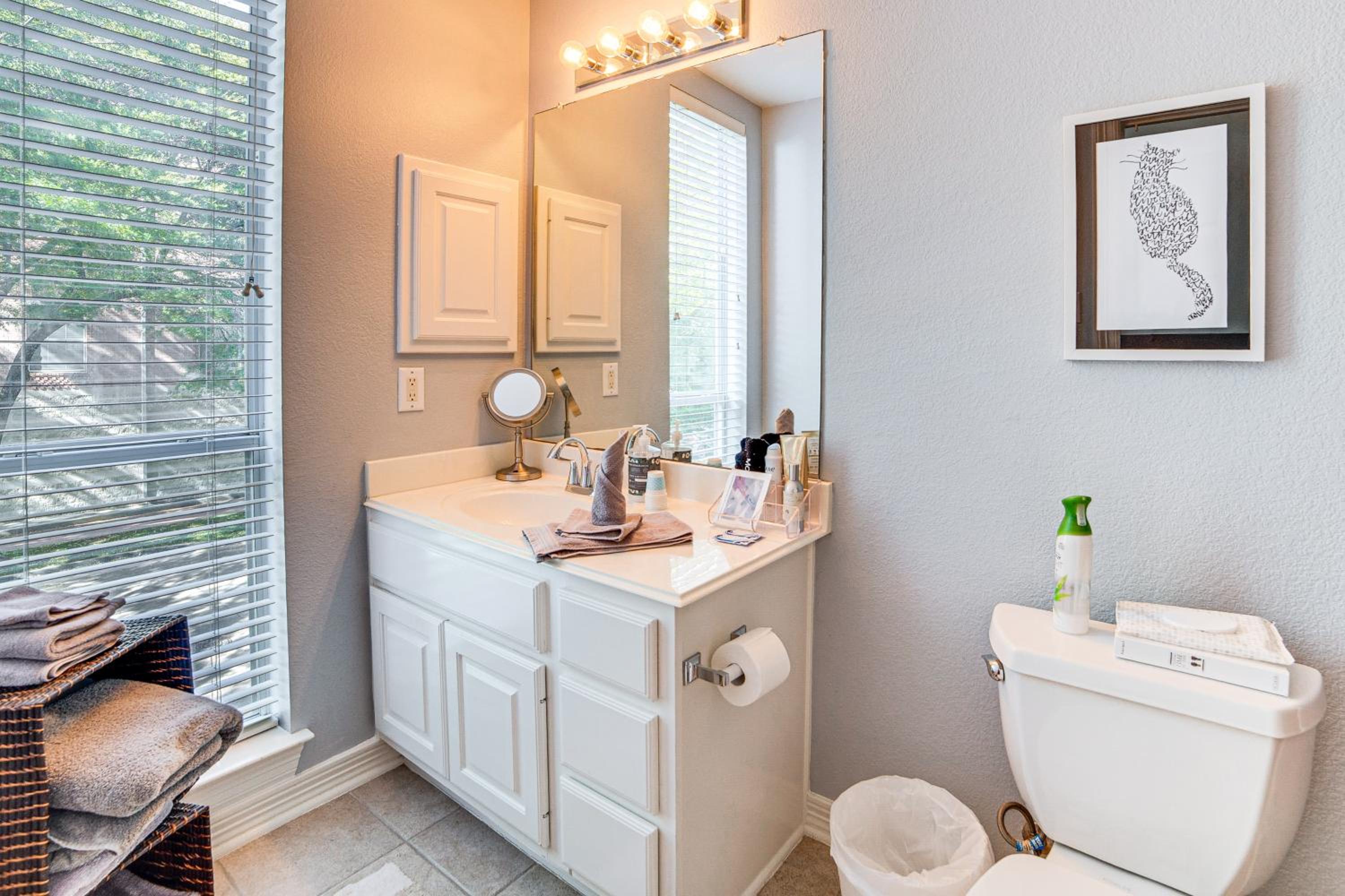 Uptown Dallas Group Getaway Near Art, Eats and More!