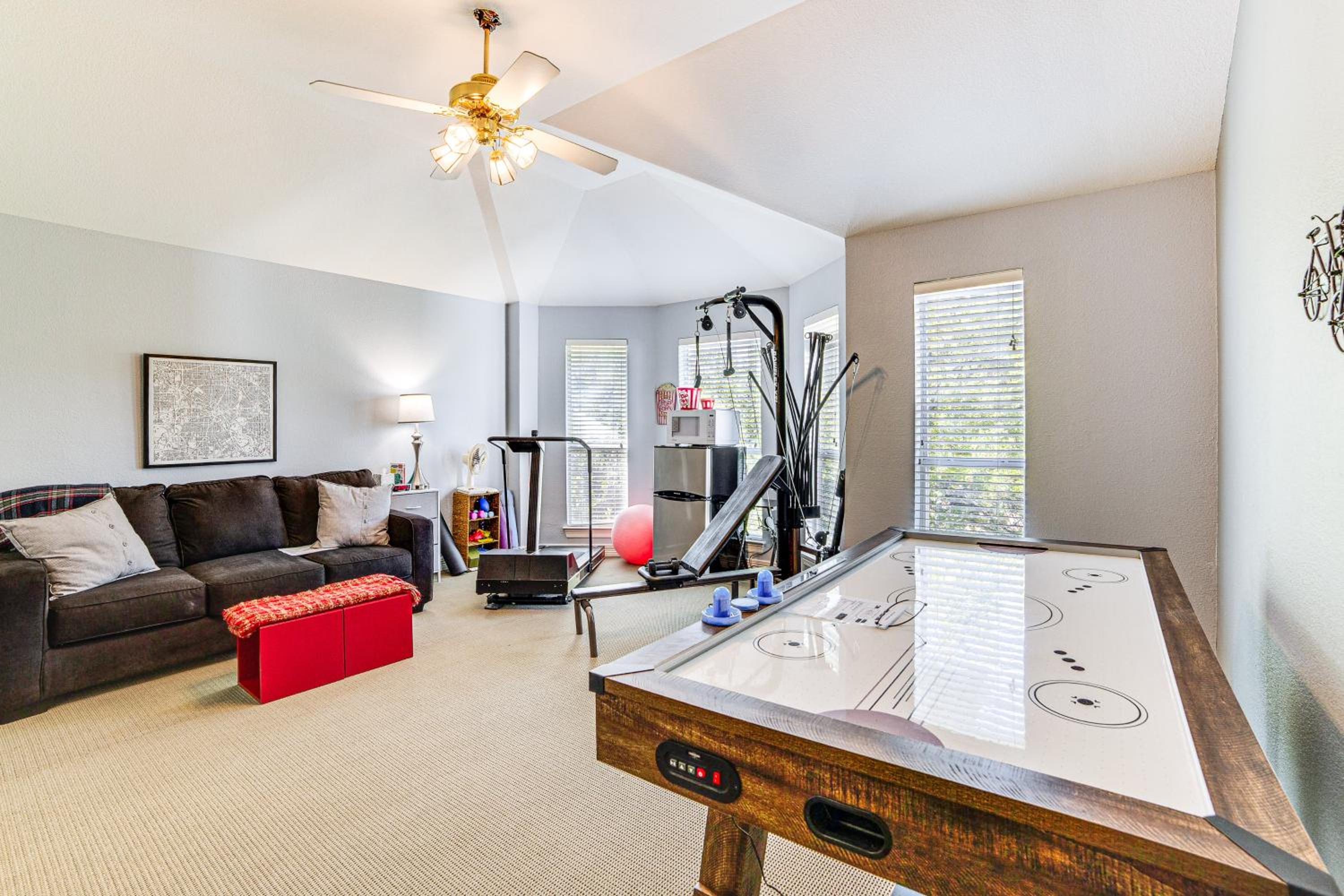 Uptown Dallas Group Getaway Near Art, Eats and More!
