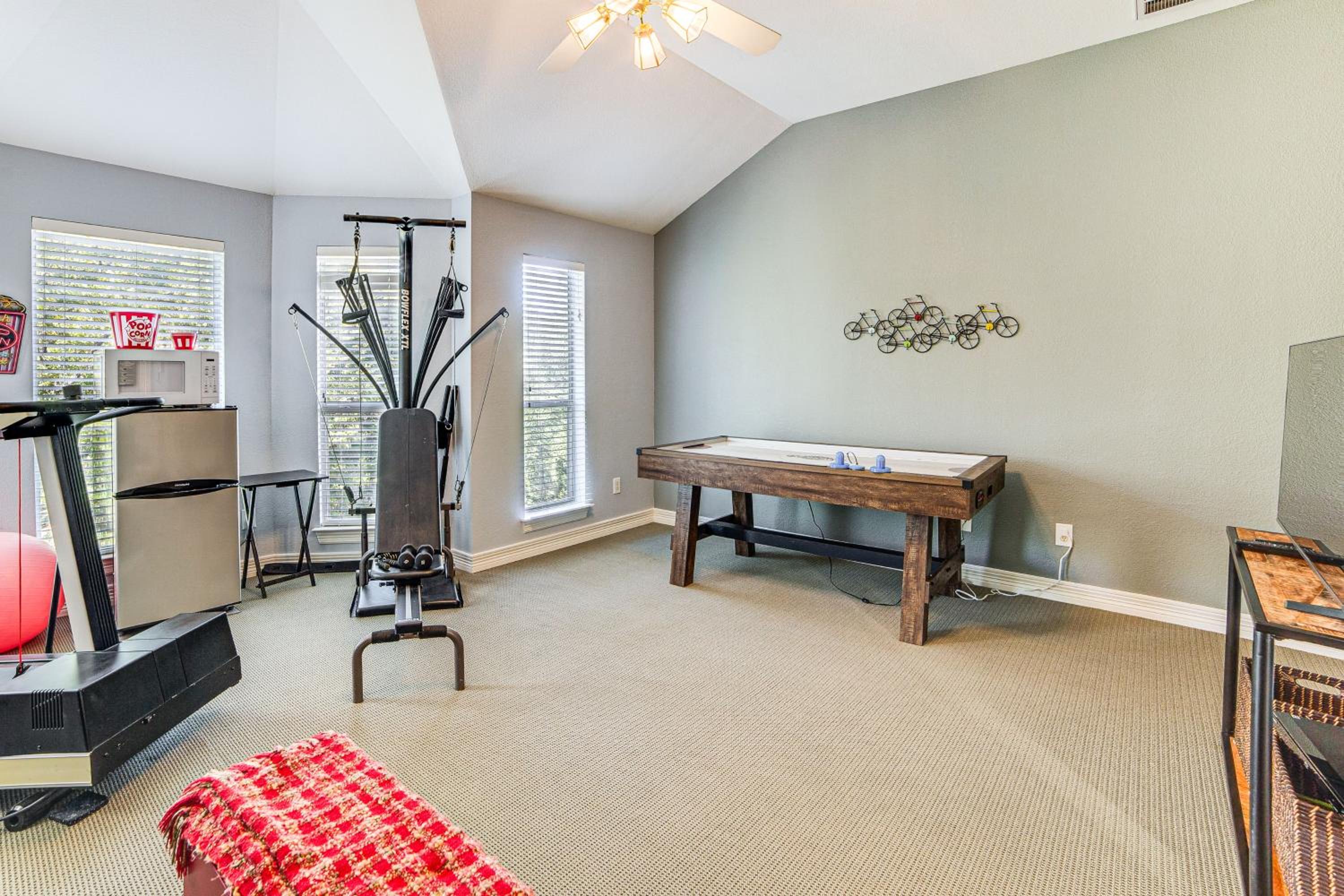 Uptown Dallas Group Getaway Near Art, Eats and More!