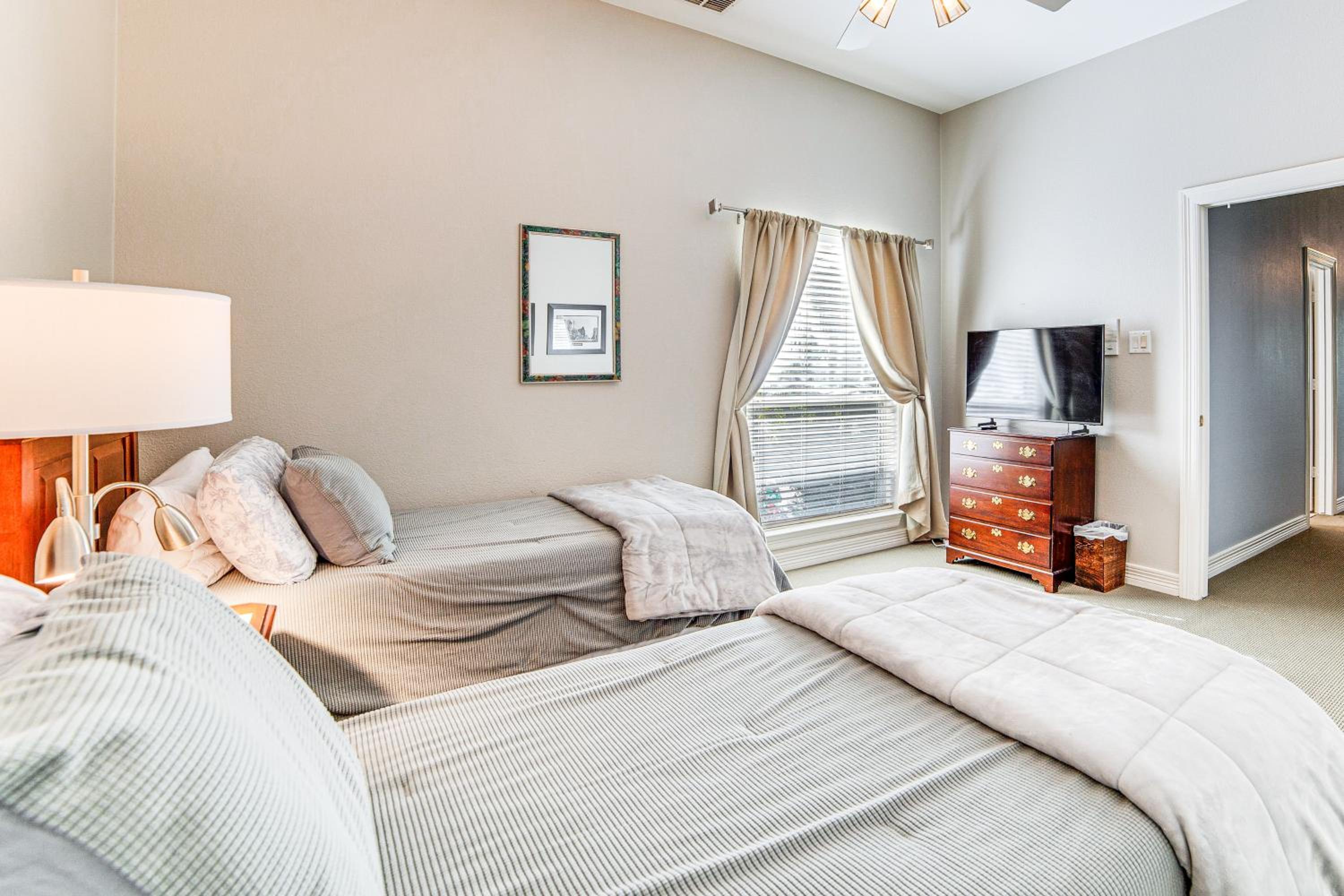 Uptown Dallas Group Getaway Near Art, Eats and More!