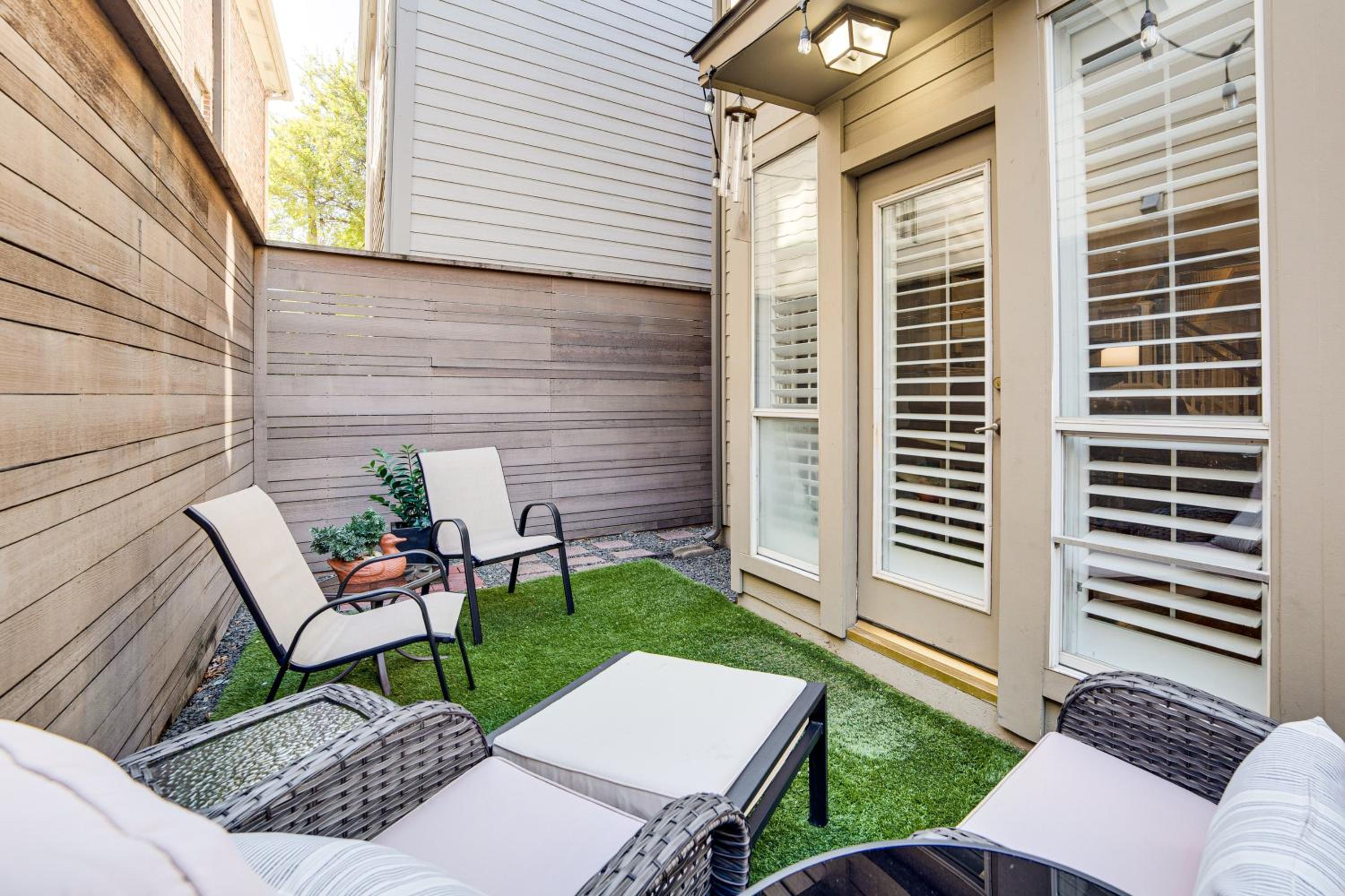 Uptown Dallas Group Getaway Near Art, Eats and More!