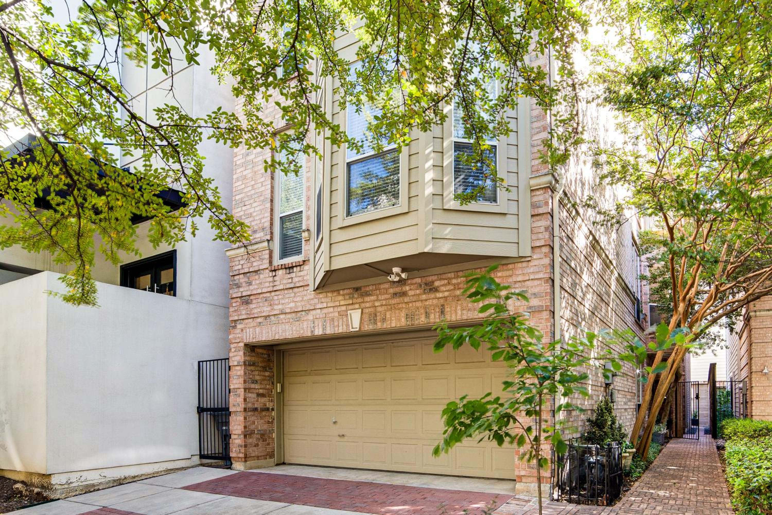 Uptown Dallas Group Getaway Near Art, Eats and More!