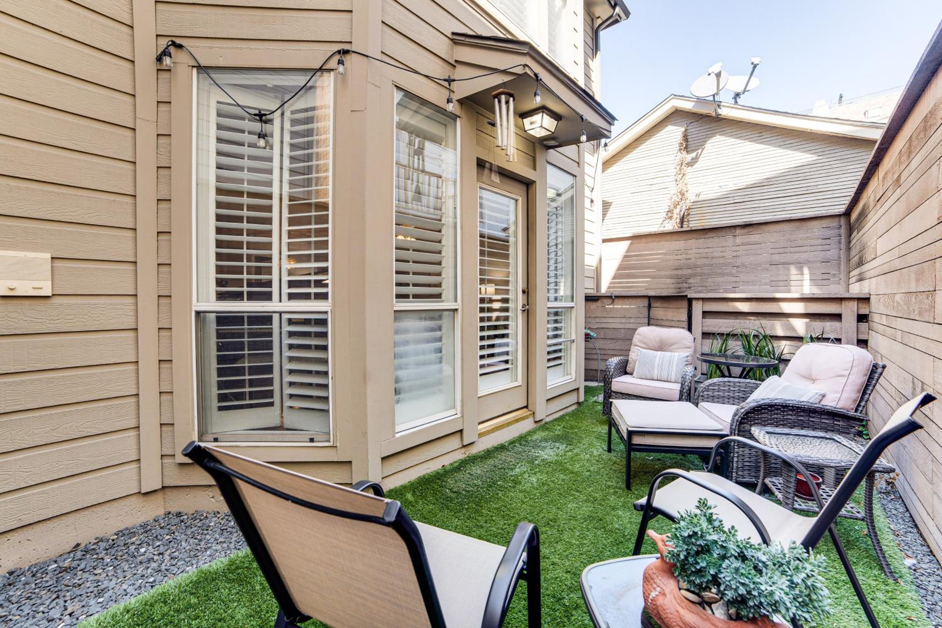 Uptown Dallas Group Getaway Near Art, Eats and More!