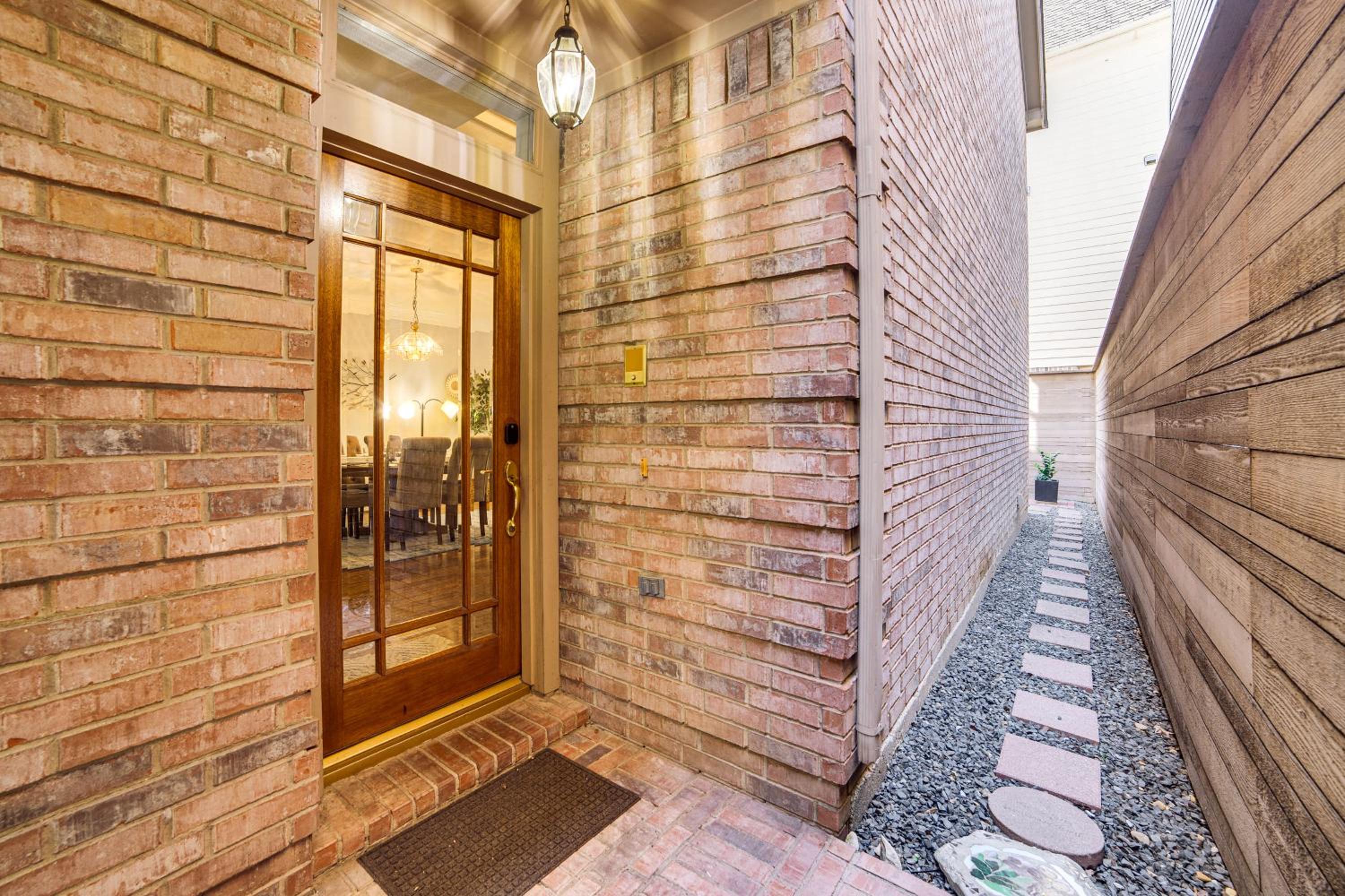 Uptown Dallas Group Getaway Near Art, Eats and More!