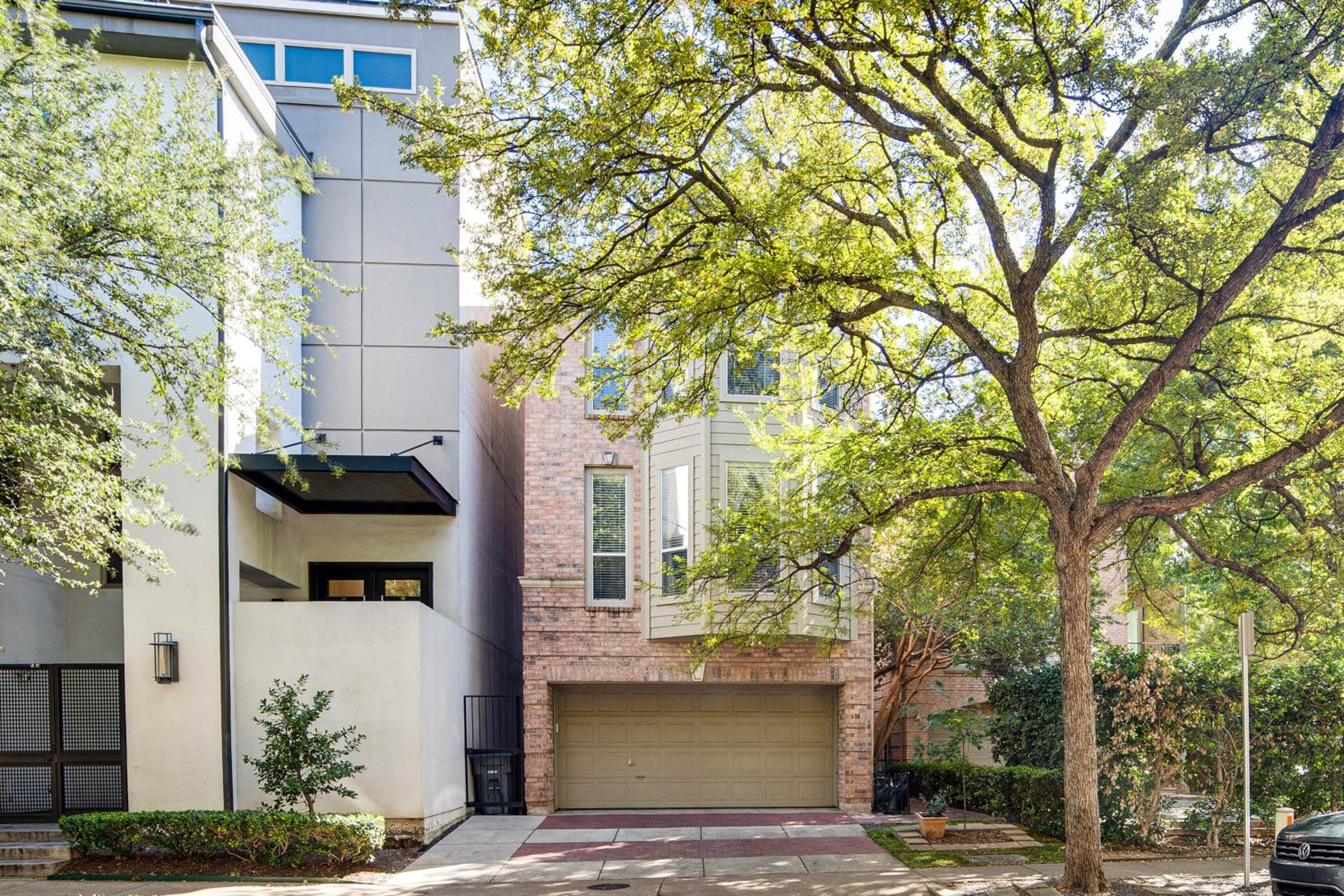 Uptown Dallas Group Getaway Near Art, Eats and More!