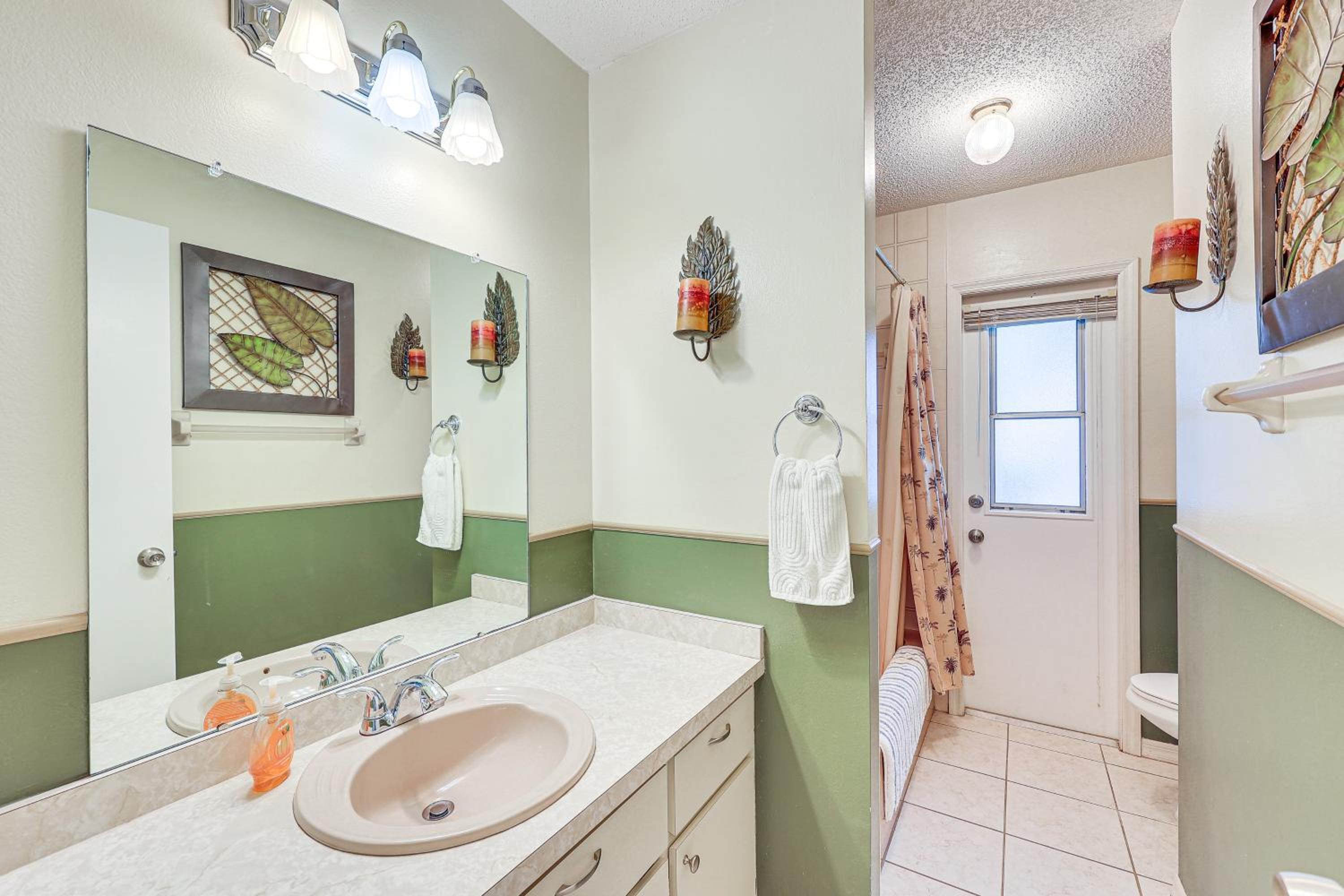 7 Mi to Harborwalk Spacious Home with Private Pool