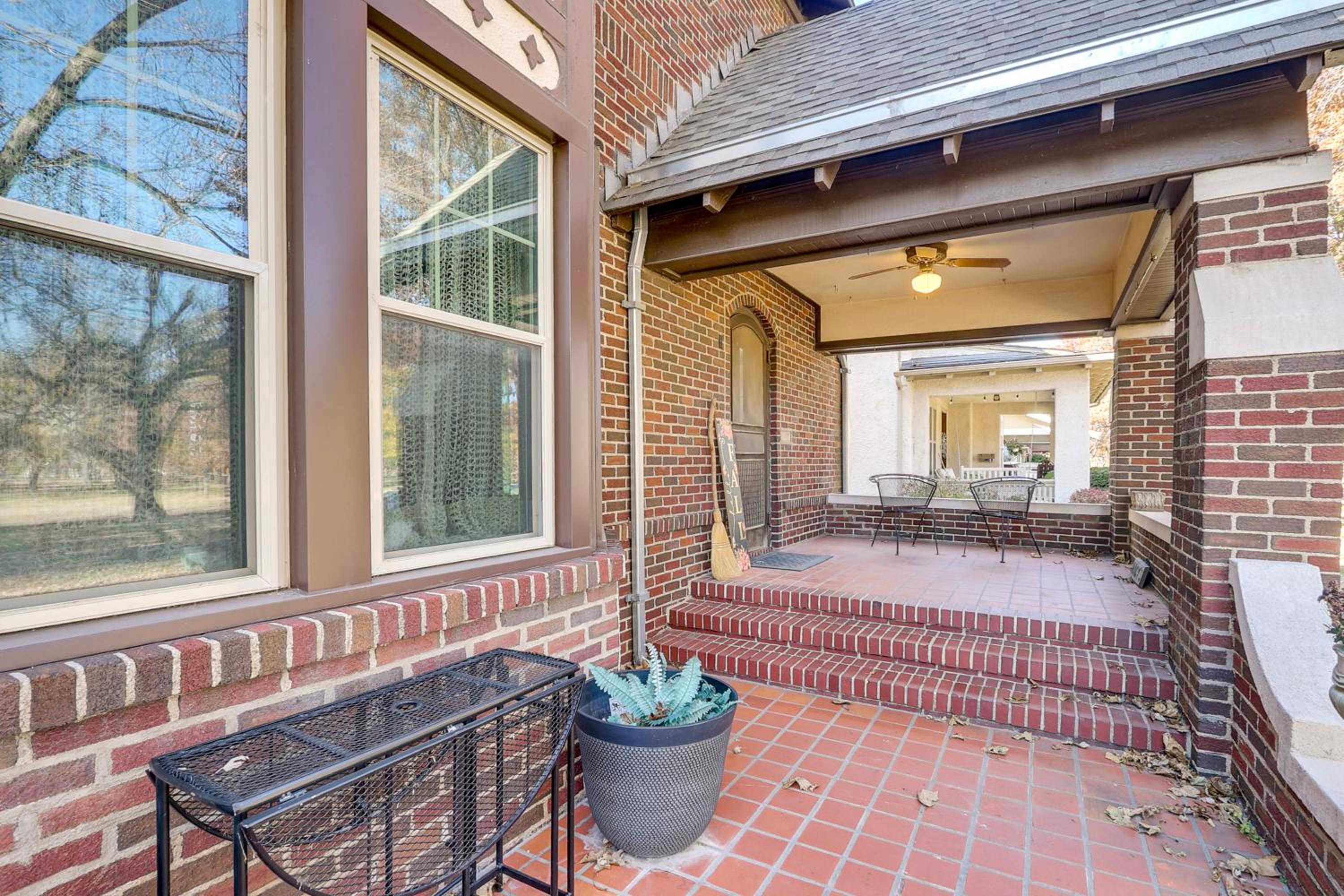 Historic Home Overlooking Central Riverside Park!