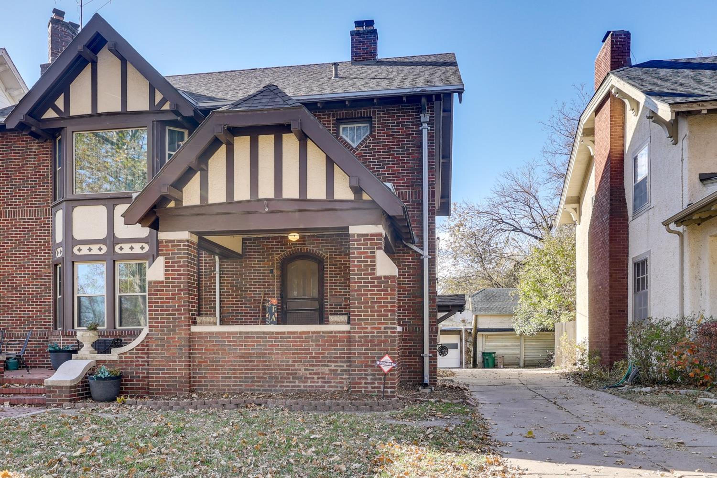 Historic Home Overlooking Central Riverside Park!