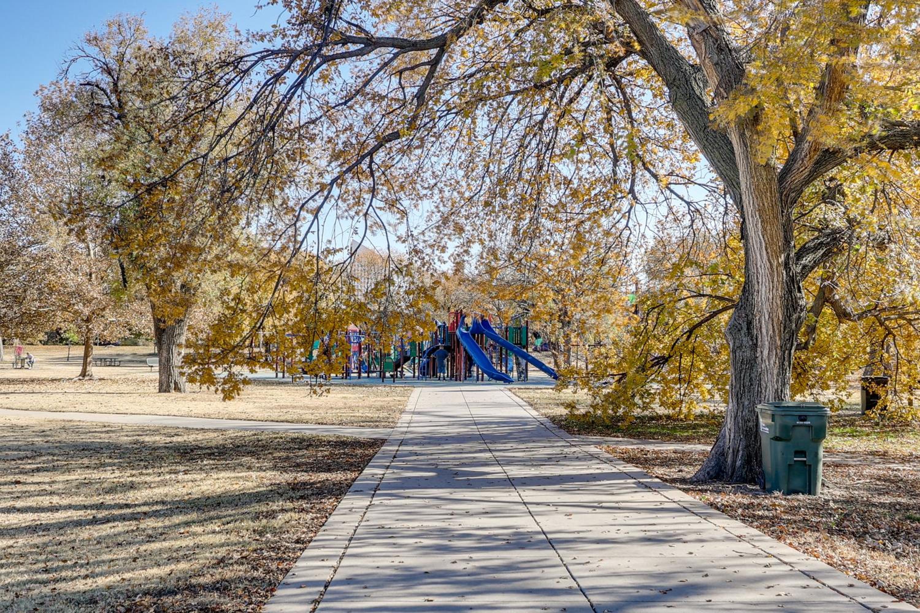 Historic Home Overlooking Central Riverside Park!