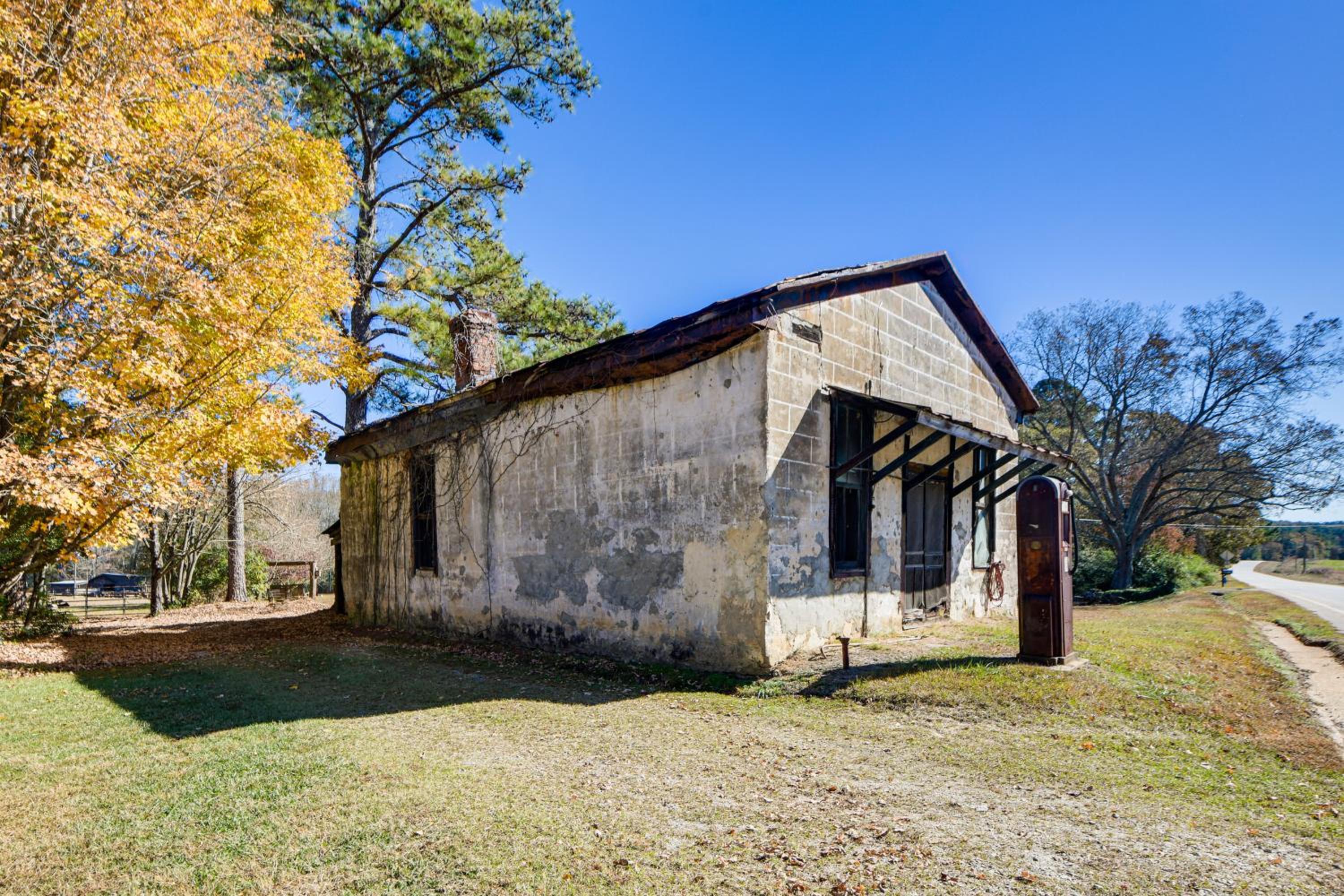 7 Mi to Sprewell Bluff Park Home with Patio and Yard!