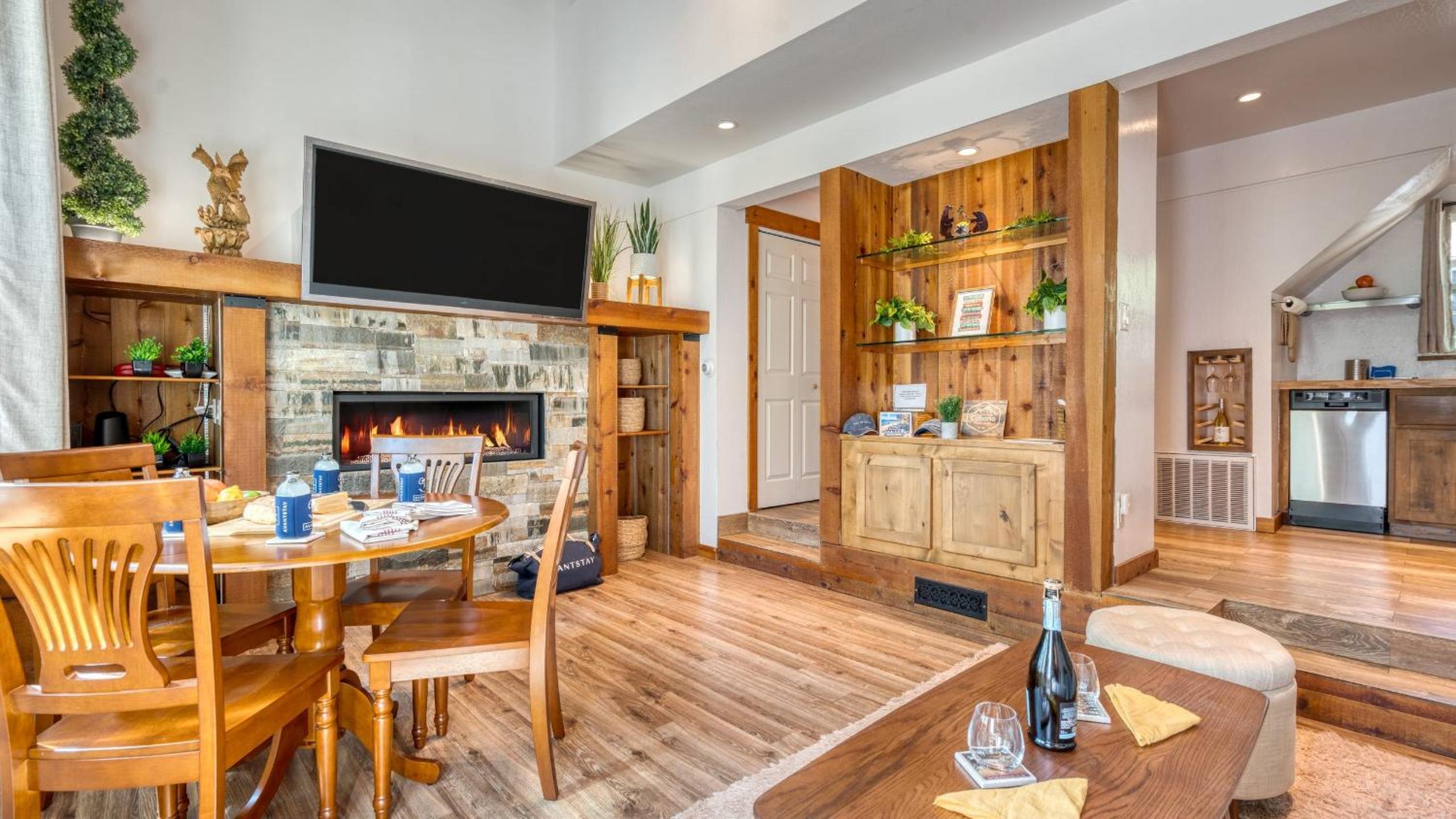 Cozy Tahoe Townhome w Fireplace Balcony Quick Access to Trails Lake Cubana - Dollar Hill by AvantStay