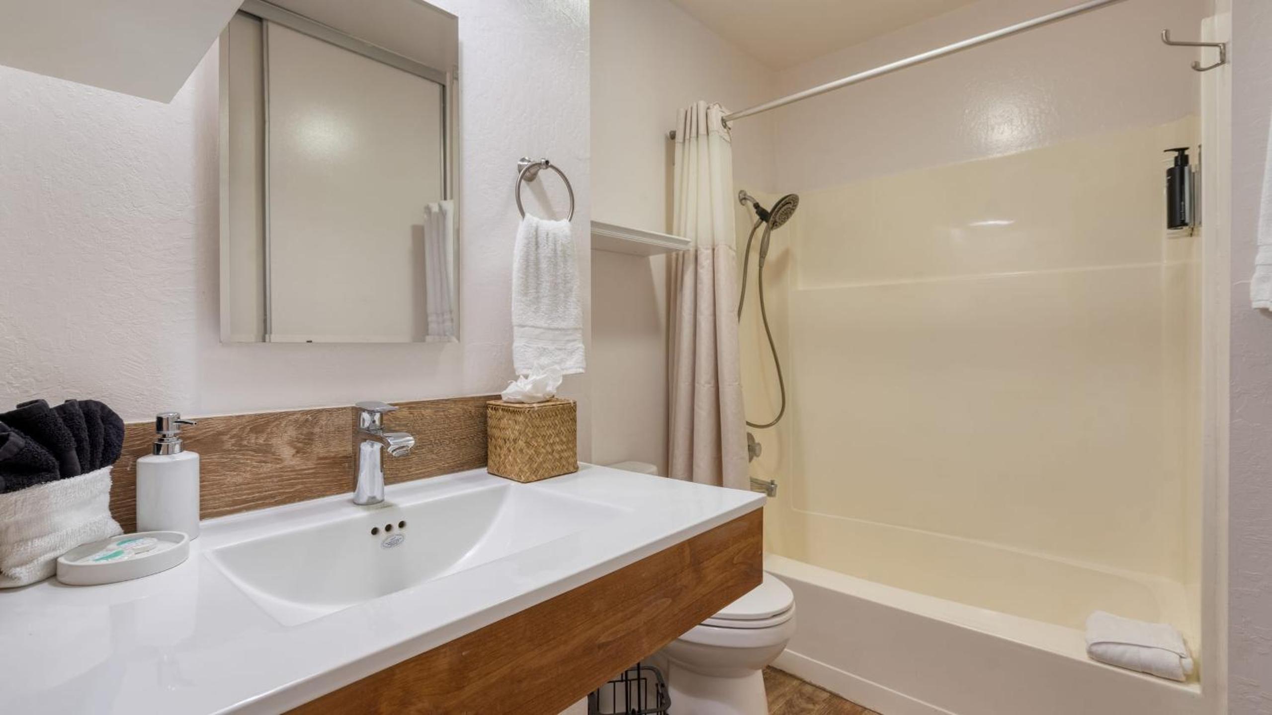 Cozy Tahoe Townhome w Fireplace Balcony Quick Access to Trails Lake Cubana - Dollar Hill by AvantStay
