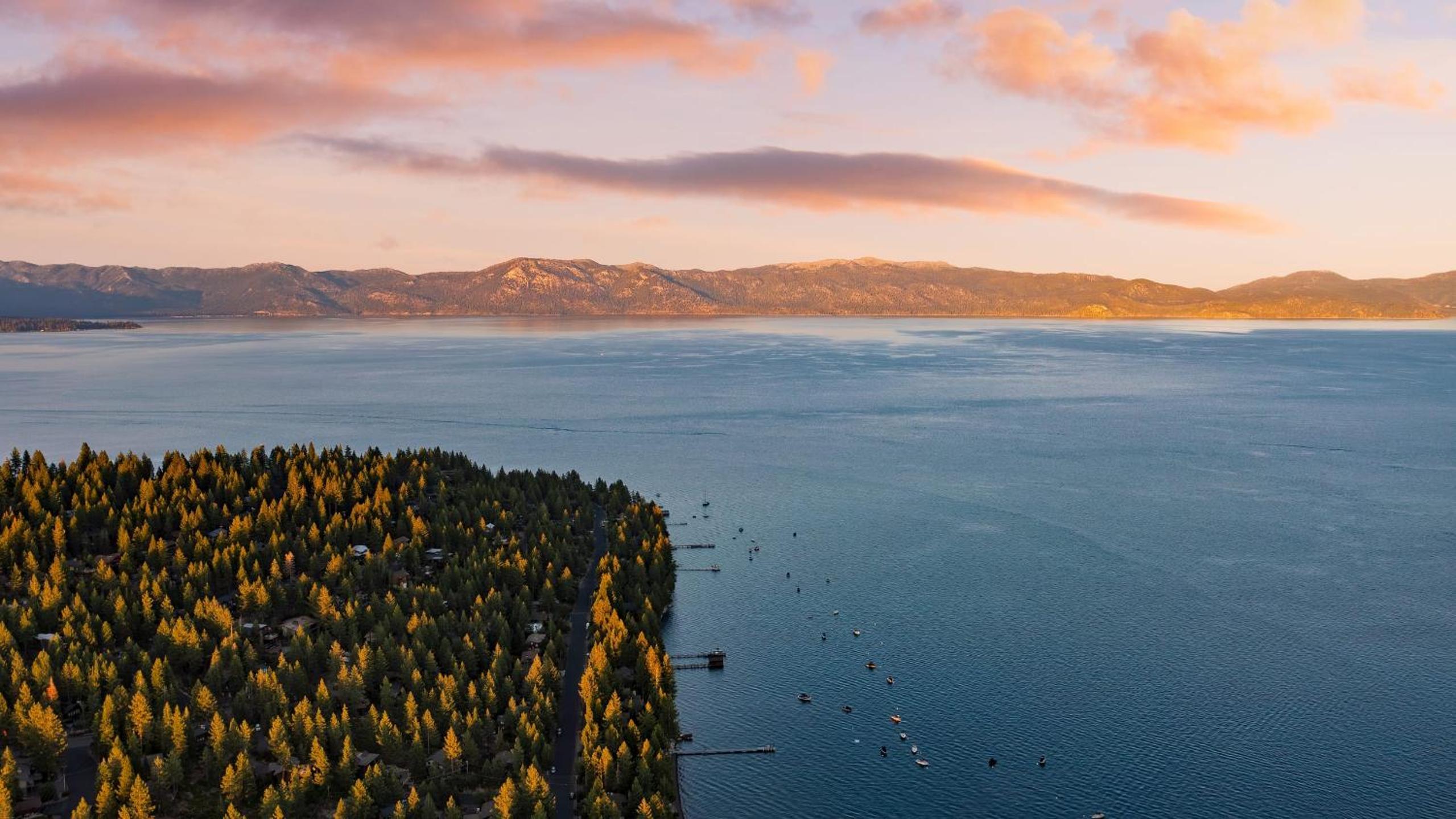 Cozy Tahoe Townhome w Fireplace Balcony Quick Access to Trails Lake Cubana - Dollar Hill by AvantStay