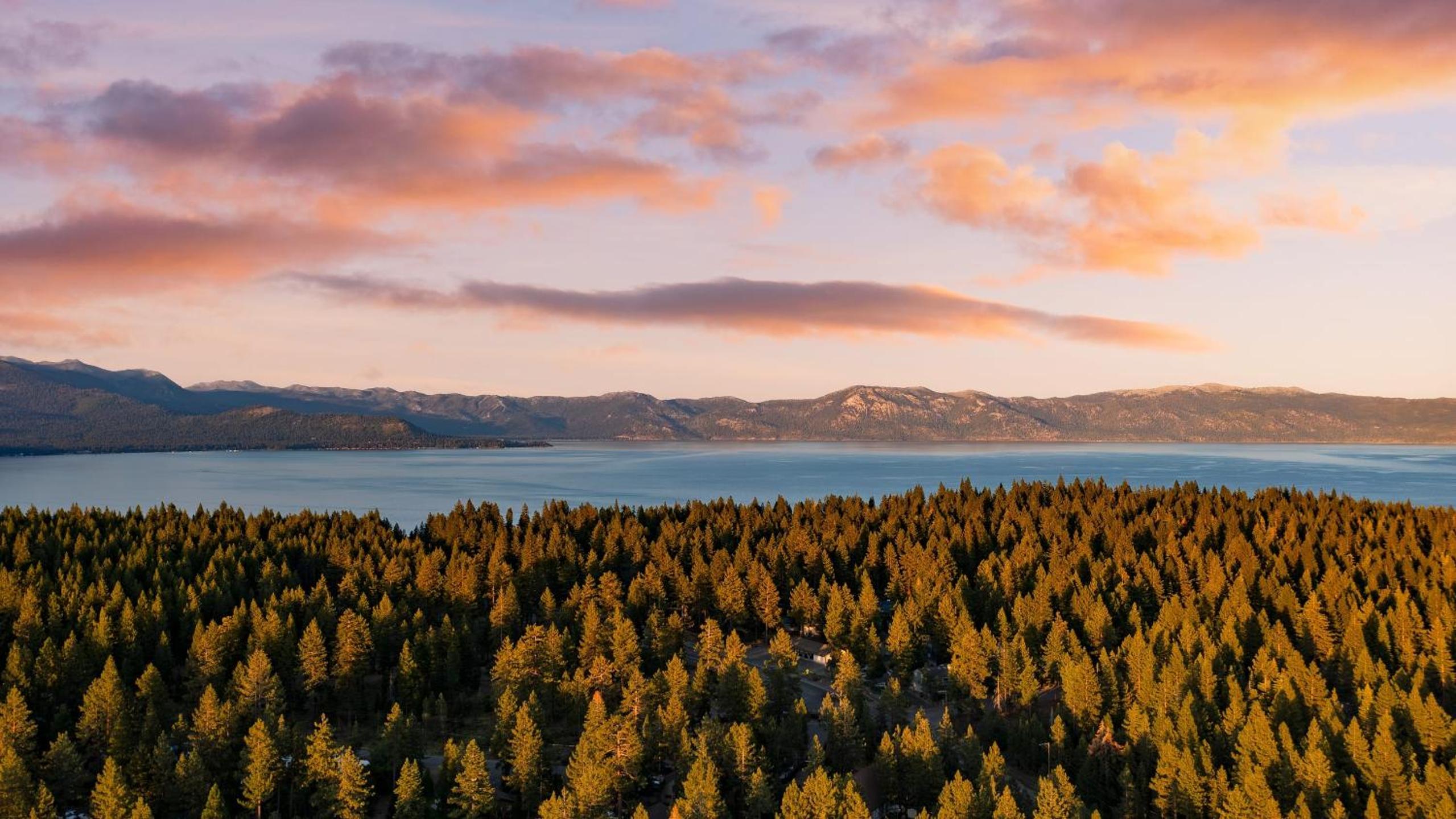 Cozy Tahoe Townhome w Fireplace Balcony Quick Access to Trails Lake Cubana - Dollar Hill by AvantStay