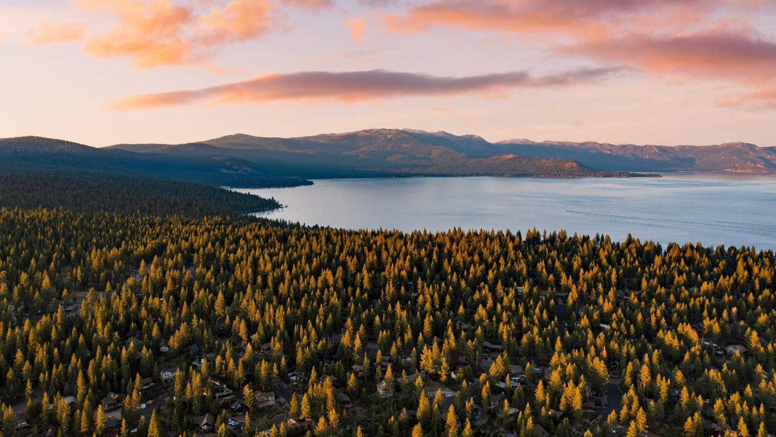 Cozy Tahoe Townhome w Fireplace Balcony Quick Access to Trails Lake Cubana - Dollar Hill by AvantStay