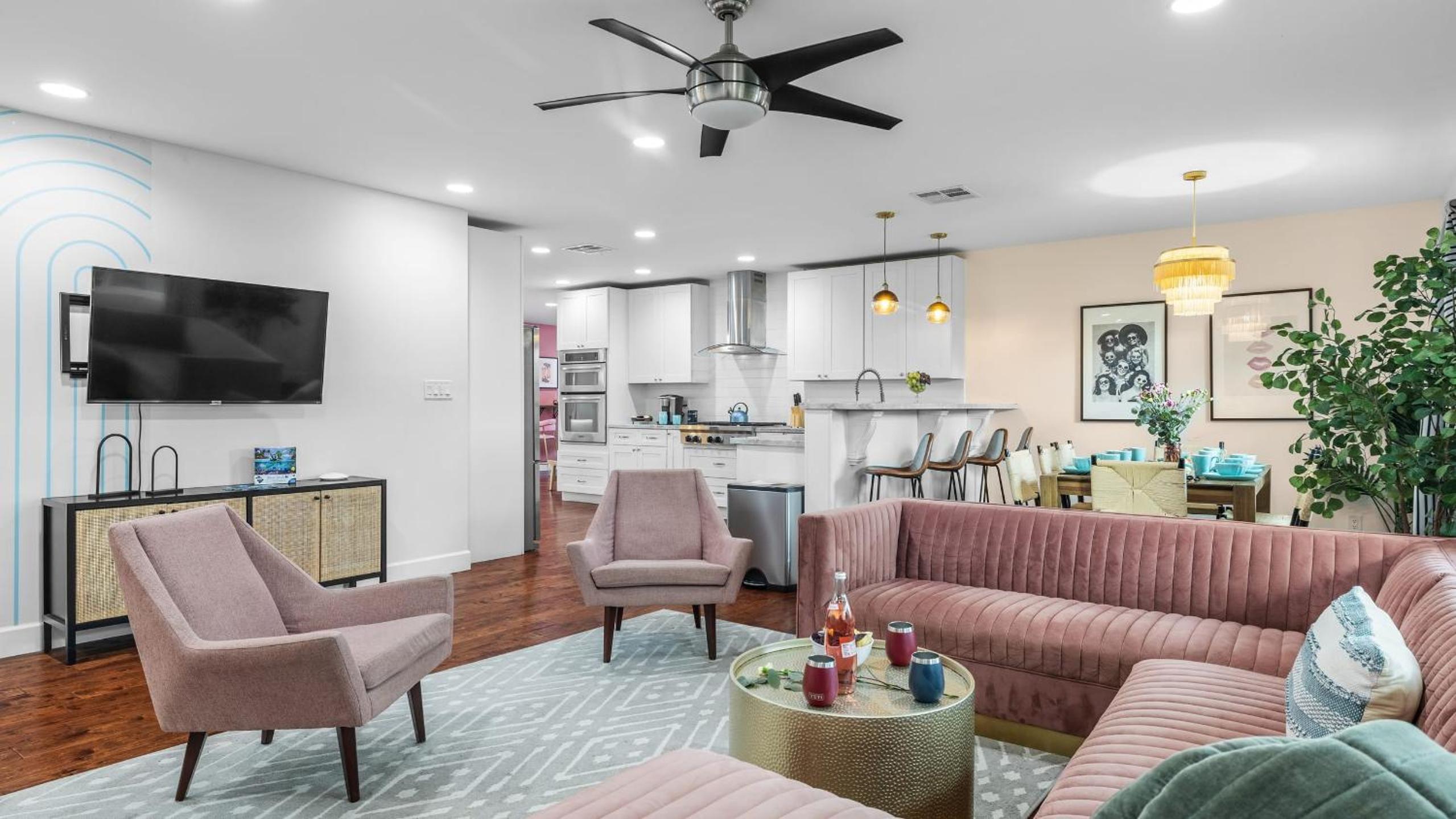 Scottsdale Retreat w Private Pool Outdoor Dining Close to Old Town Fun Casa Cambridge by AvantStay