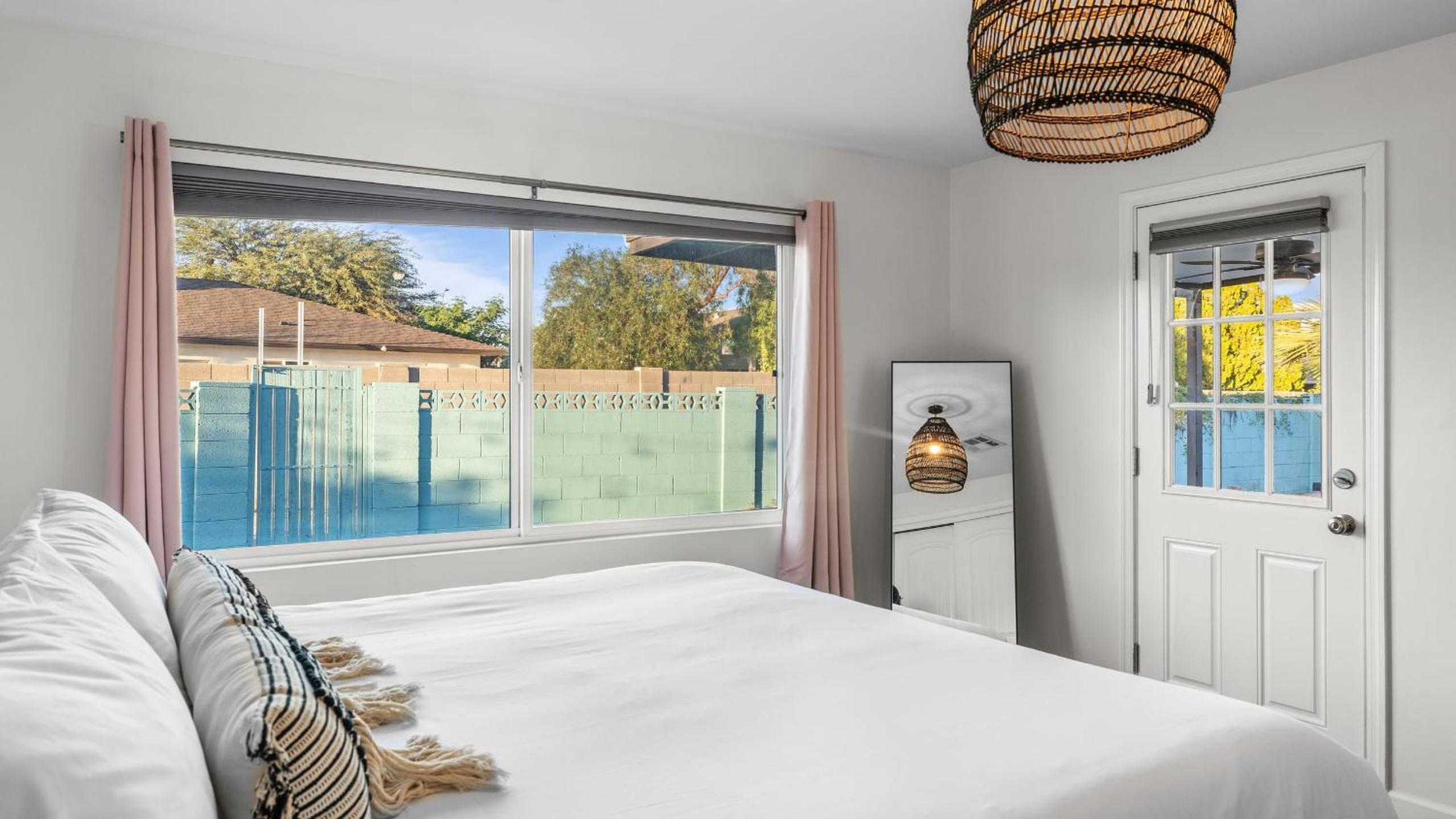 Scottsdale Retreat w Private Pool Outdoor Dining Close to Old Town Fun Casa Cambridge by AvantStay