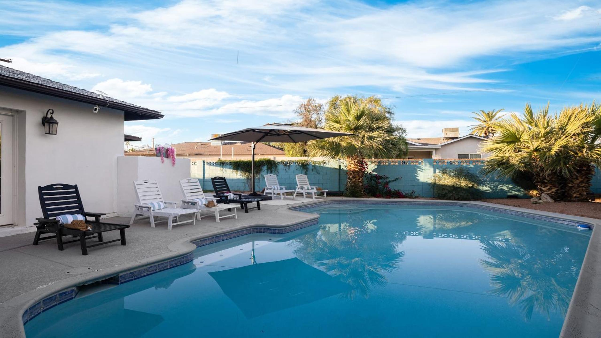 Scottsdale Retreat w Private Pool Outdoor Dining Close to Old Town Fun Casa Cambridge by AvantStay