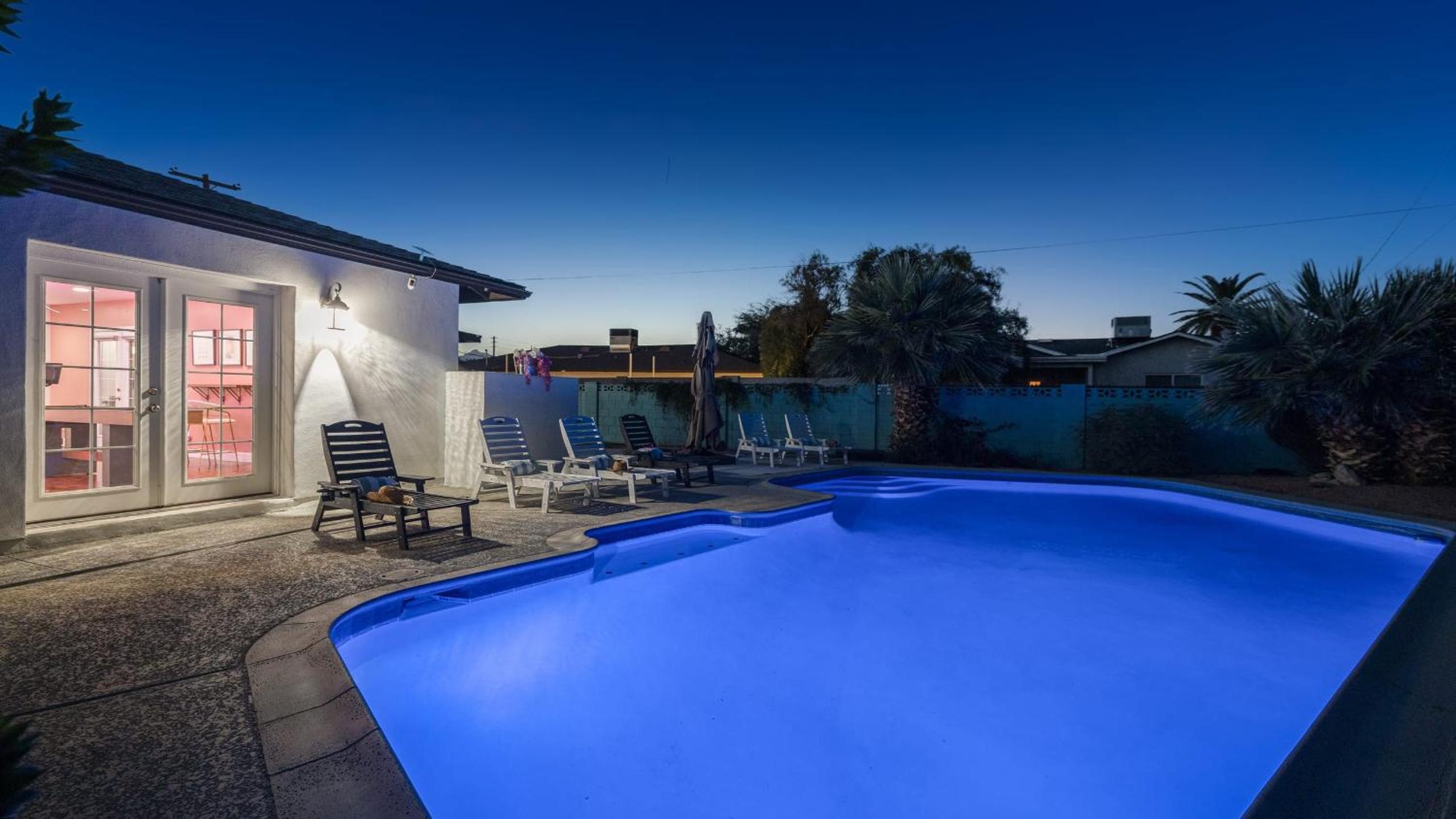 Scottsdale Retreat w Private Pool Outdoor Dining Close to Old Town Fun Casa Cambridge by AvantStay