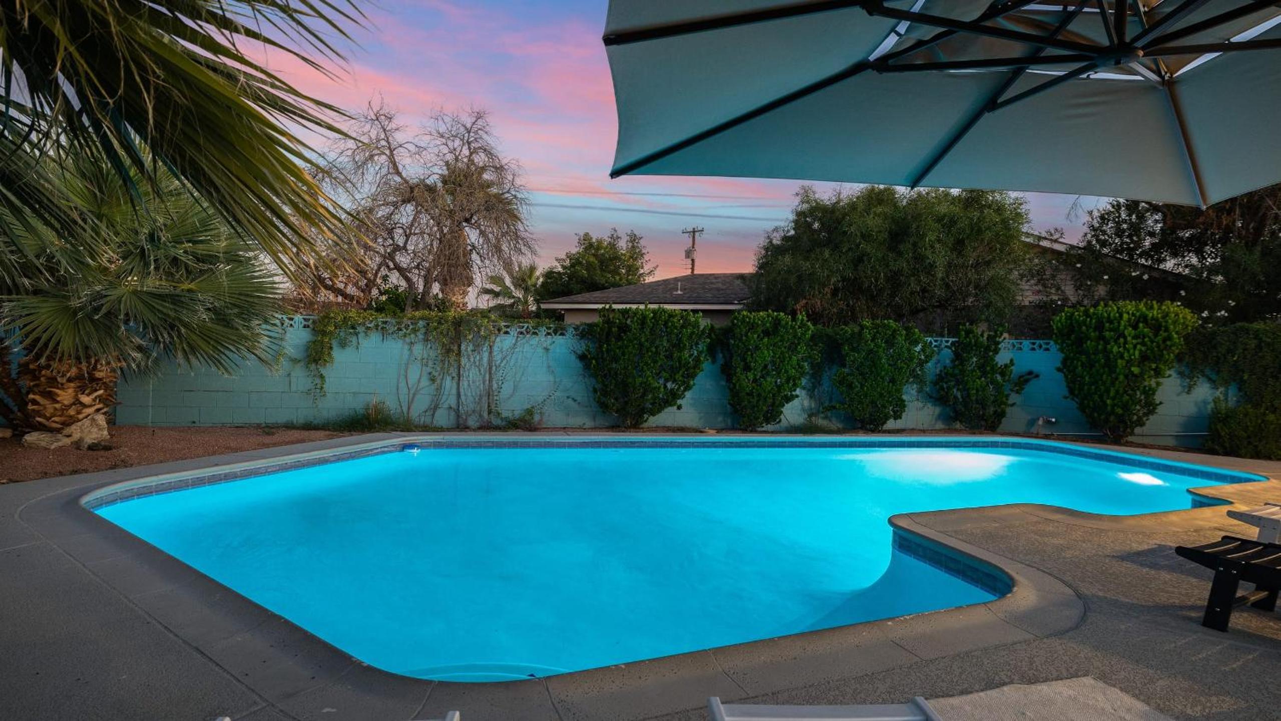 Scottsdale Retreat w Private Pool Outdoor Dining Close to Old Town Fun Casa Cambridge by AvantStay