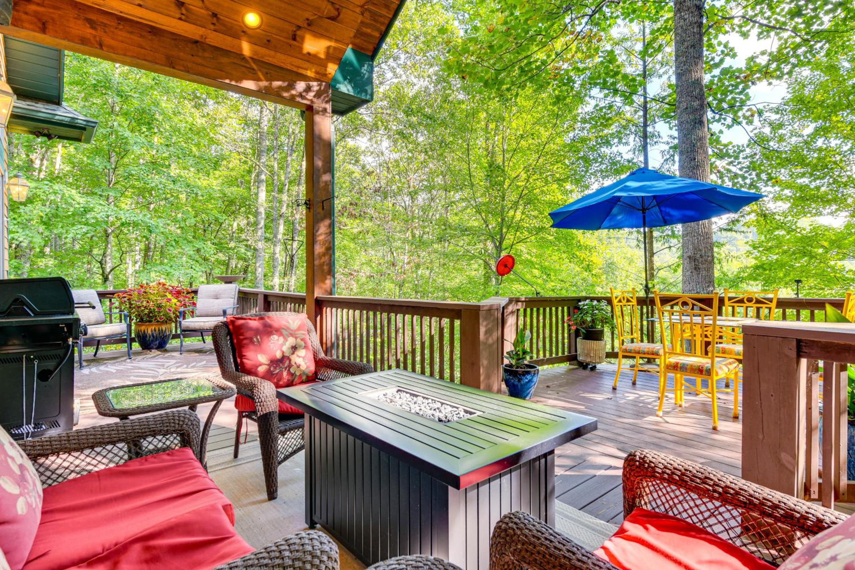 Fun with Family! Mtn-View Cabin with Deck in Sylva