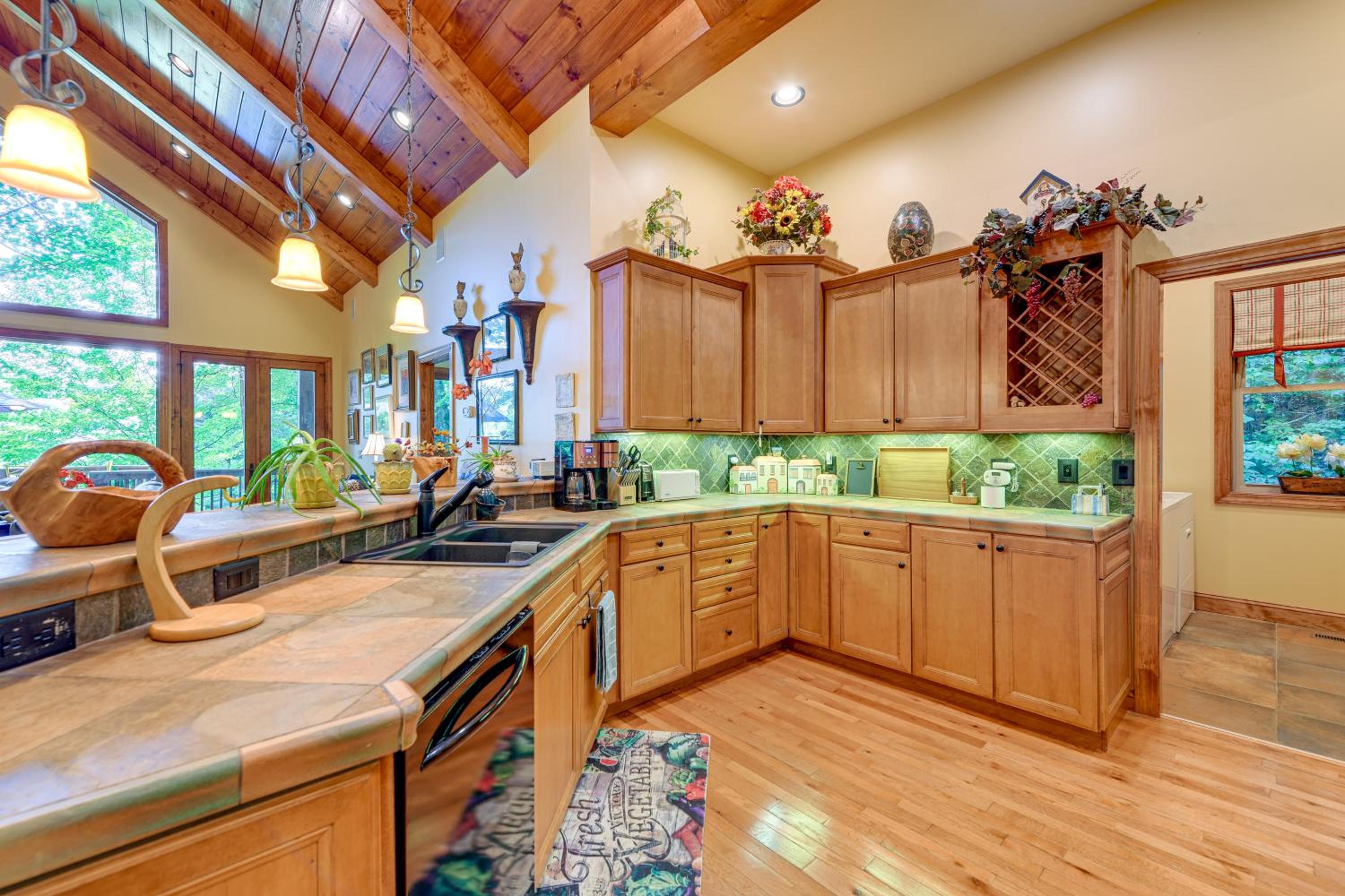 Fun with Family! Mtn-View Cabin with Deck in Sylva