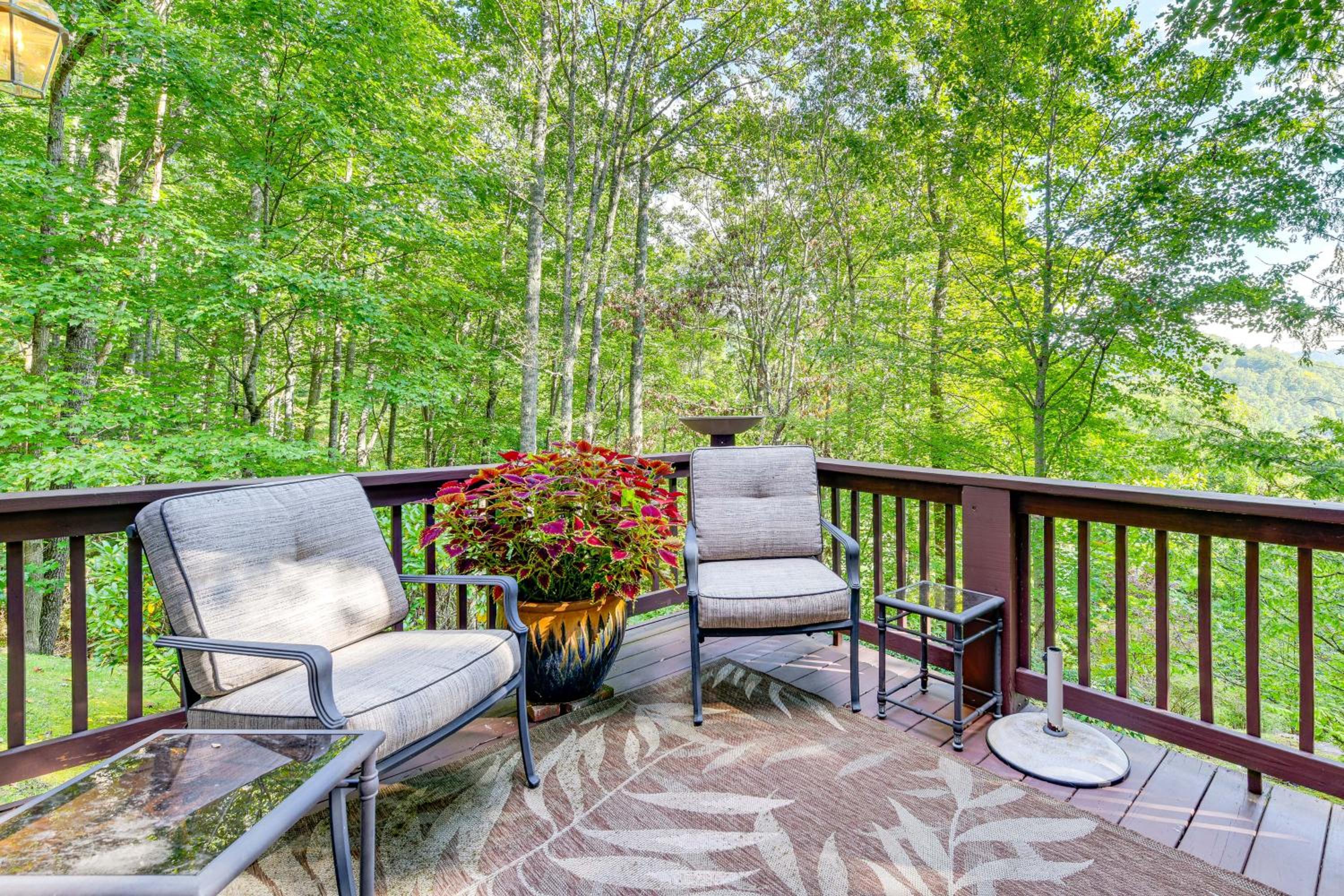Fun with Family! Mtn-View Cabin with Deck in Sylva