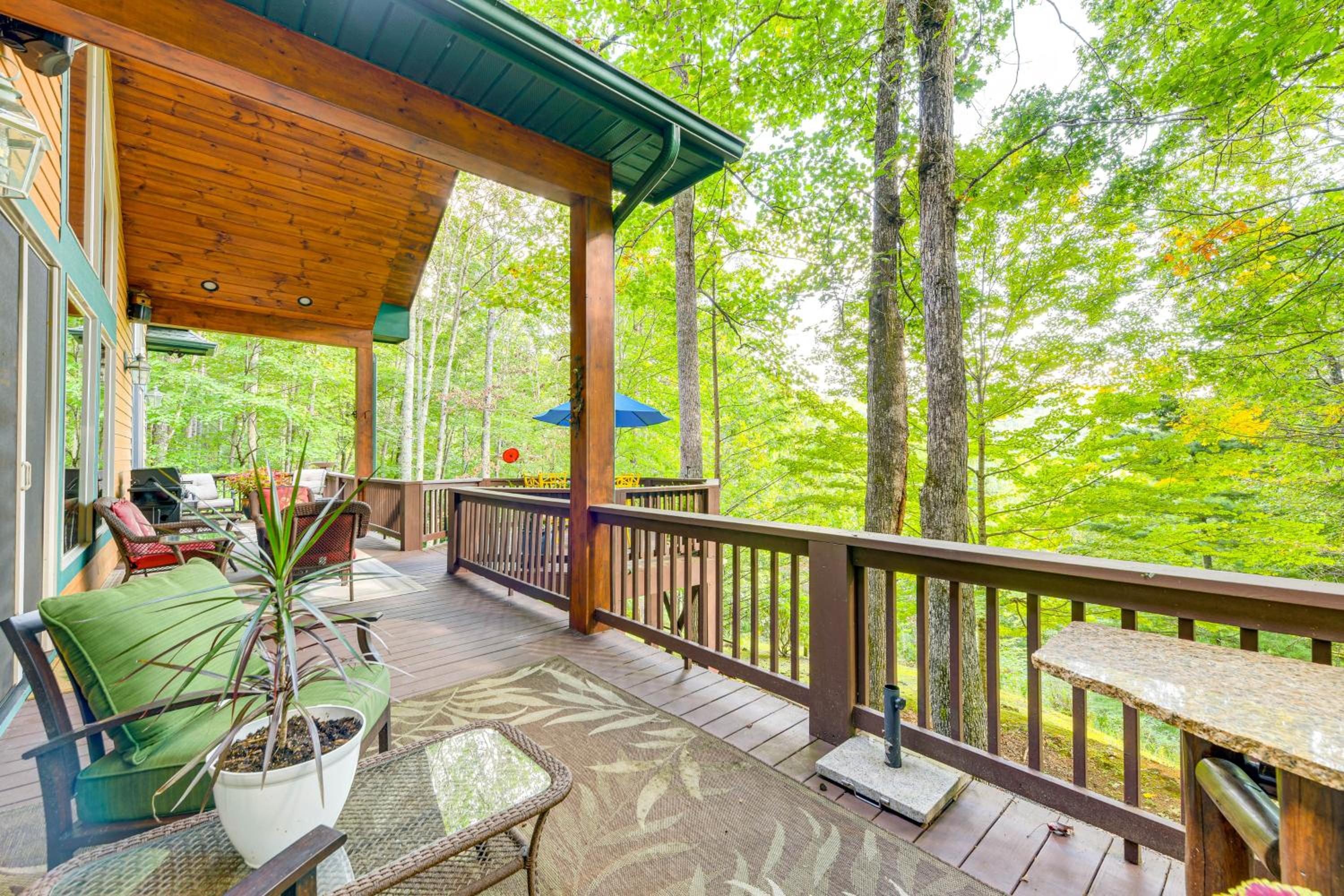Fun with Family! Mtn-View Cabin with Deck in Sylva