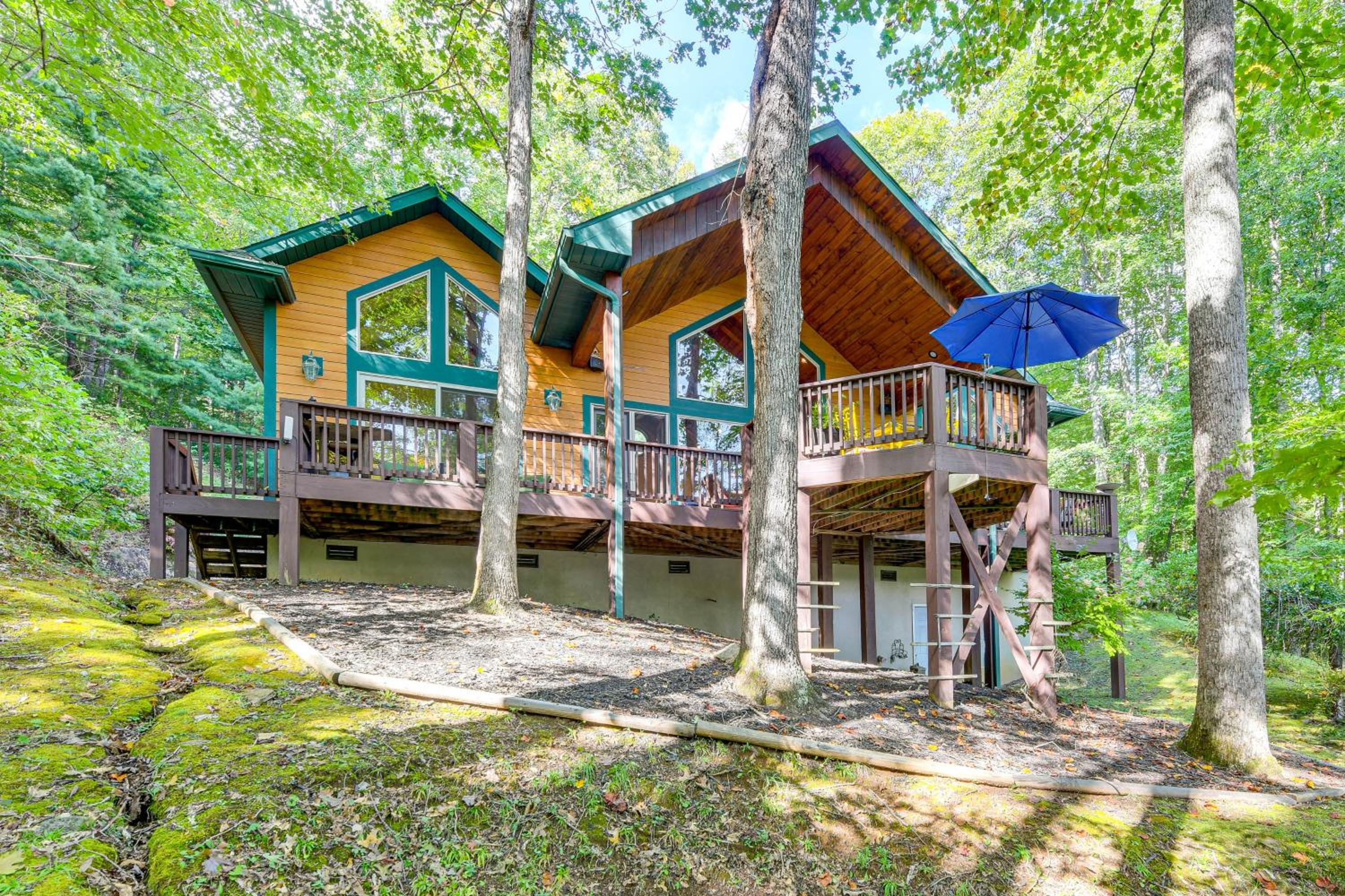 Fun with Family! Mtn-View Cabin with Deck in Sylva