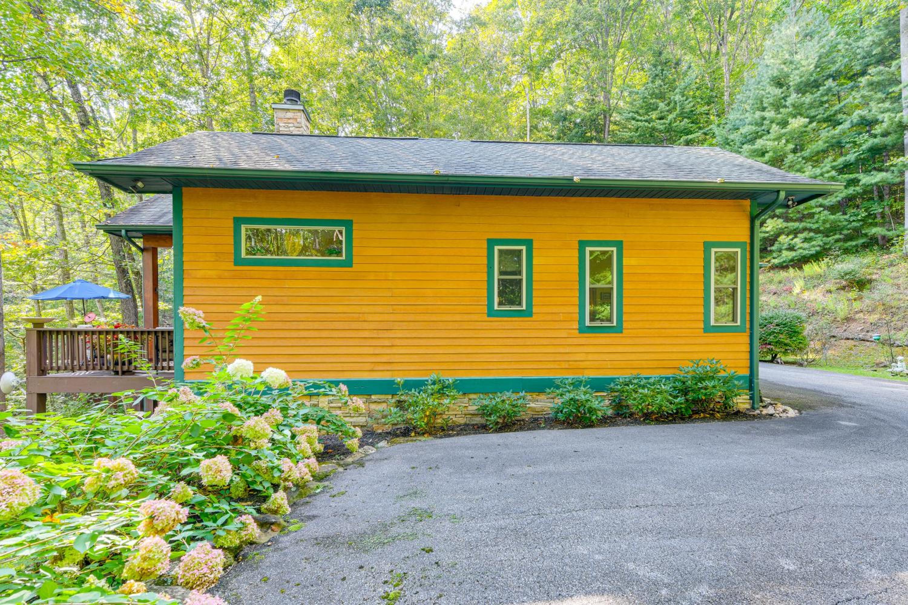 Fun with Family! Mtn-View Cabin with Deck in Sylva