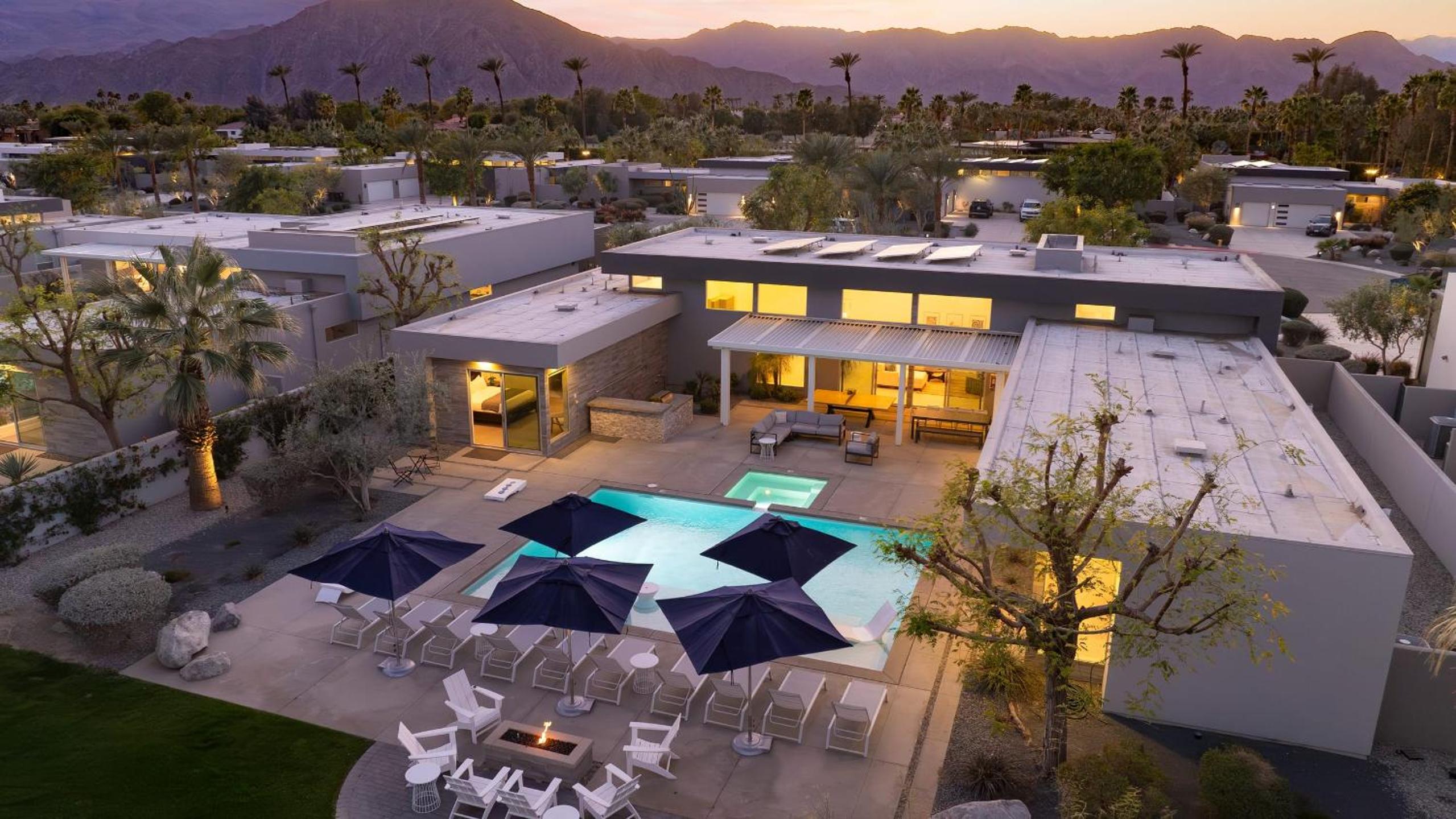 Sleeps 40 3 Luxe Villas next to Empire Polo Club Putting Green Pickleball
