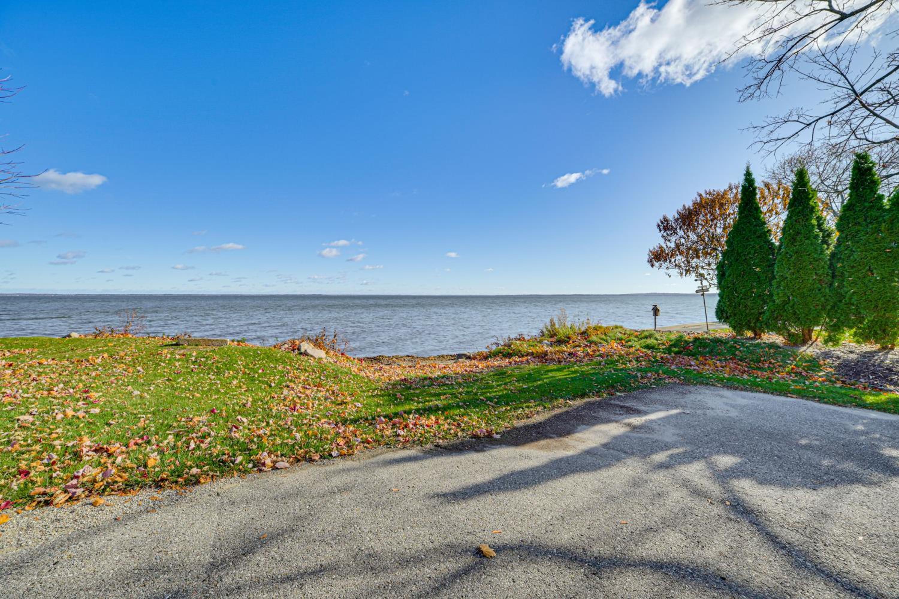 Walk to Houghton Lake! Family Retreat with Patio