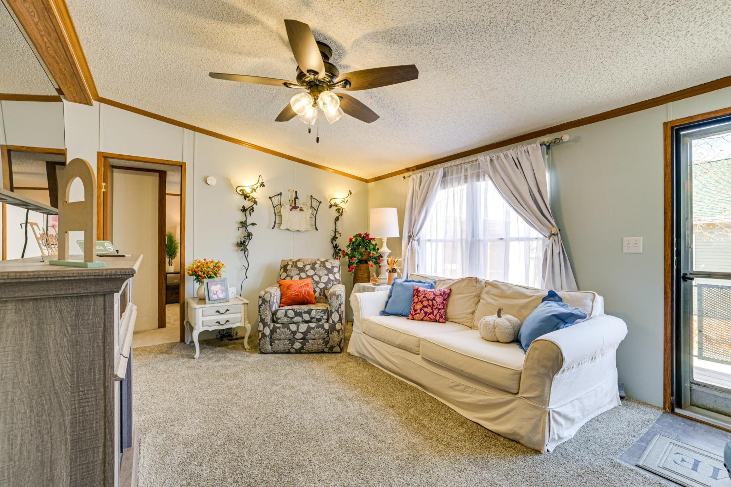 Walk to Houghton Lake! Family Retreat with Patio