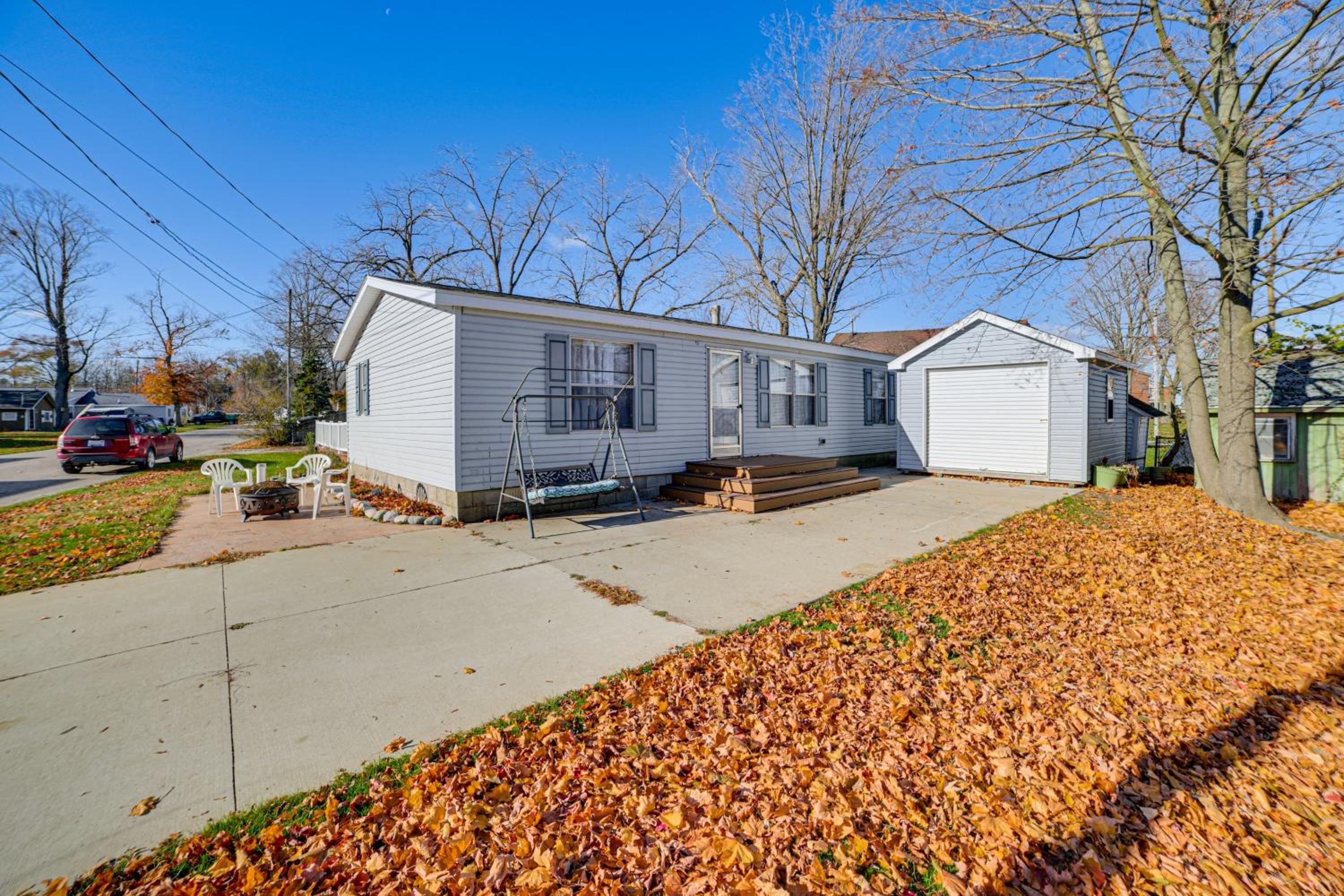 Walk to Houghton Lake! Family Retreat with Patio