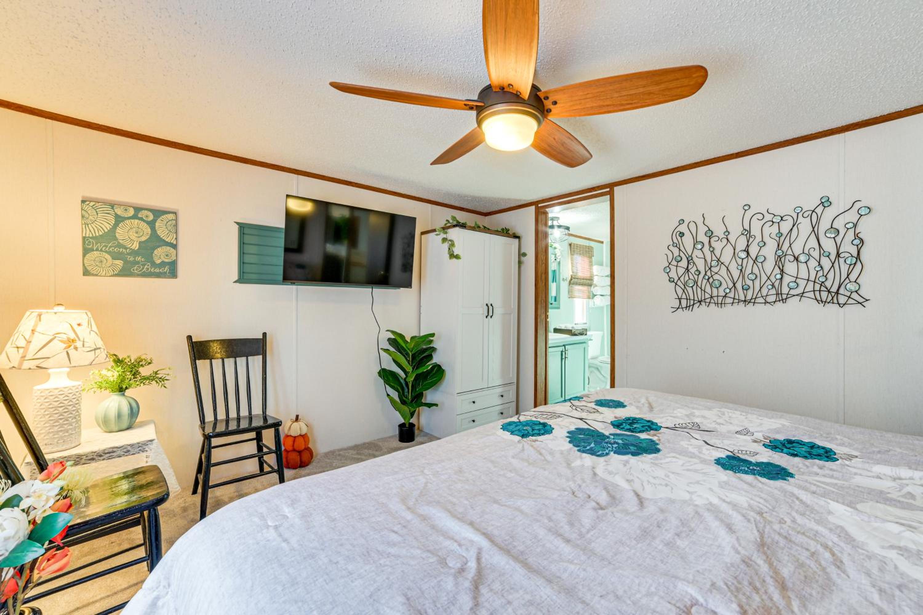 Walk to Houghton Lake! Family Retreat with Patio