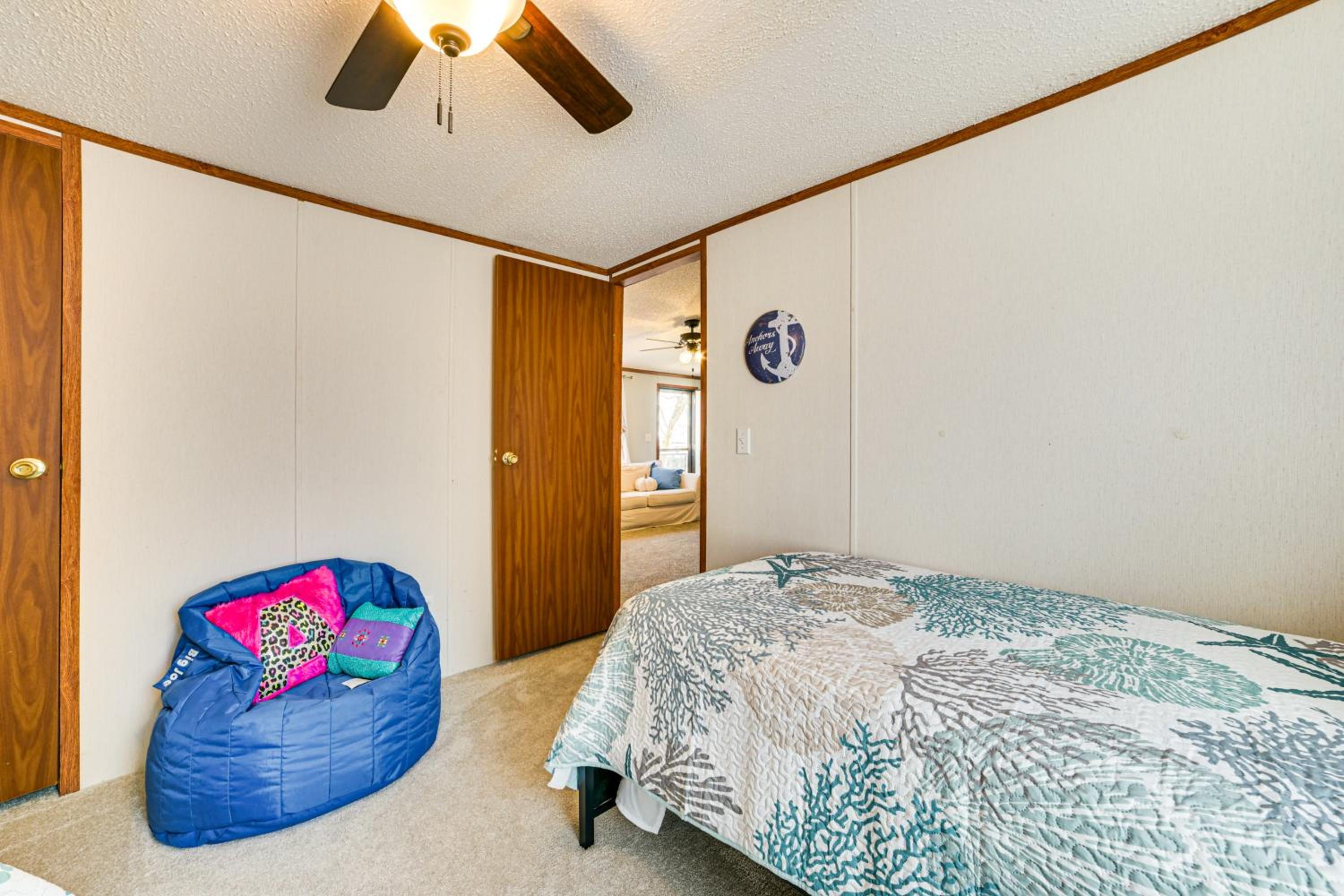Walk to Houghton Lake! Family Retreat with Patio