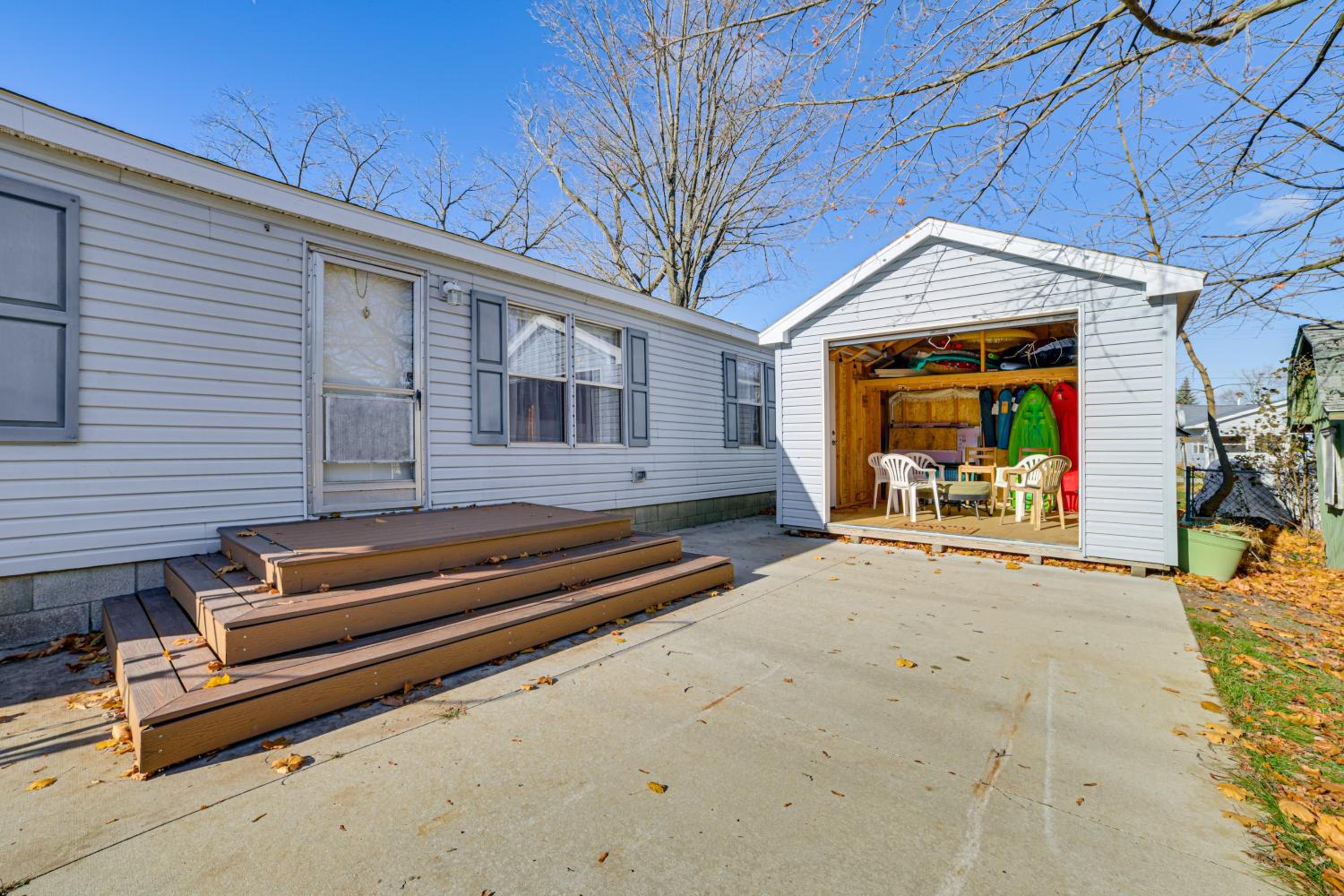 Walk to Houghton Lake! Family Retreat with Patio