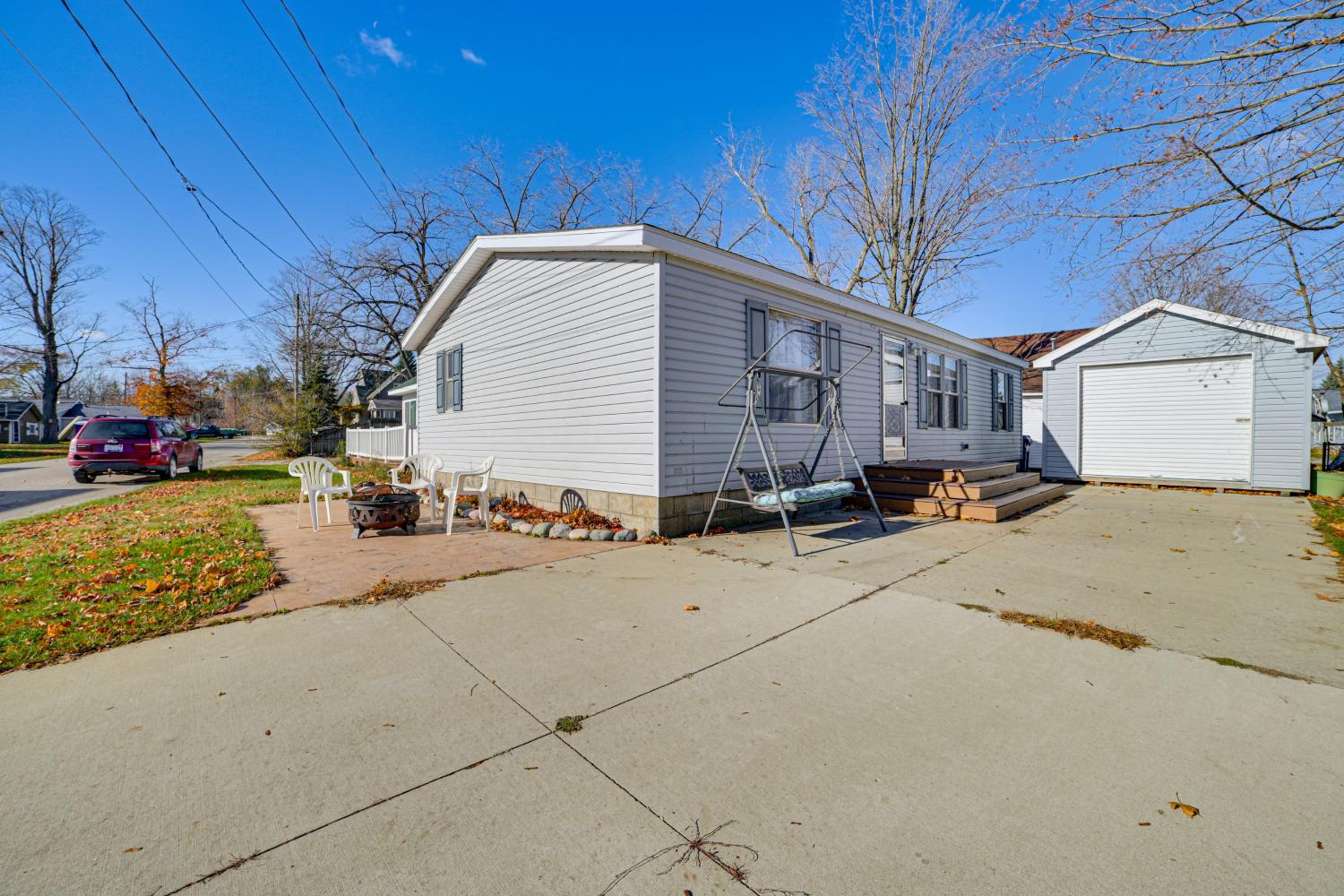 Walk to Houghton Lake! Family Retreat with Patio