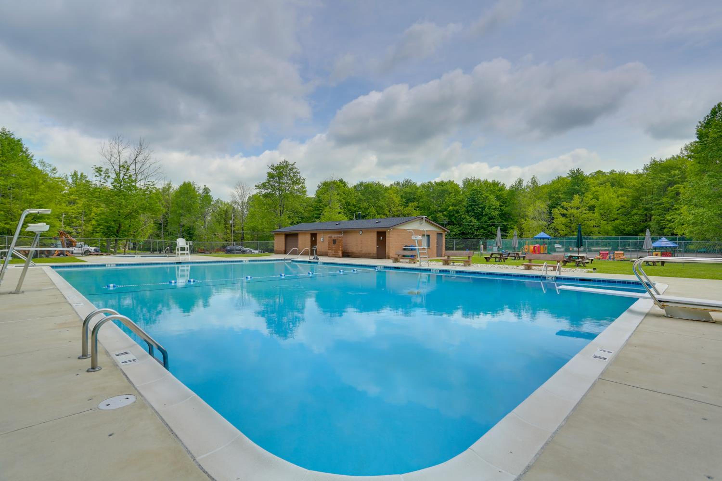 Waterfront Arrowhead Lake Retreat with Resort Perks!
