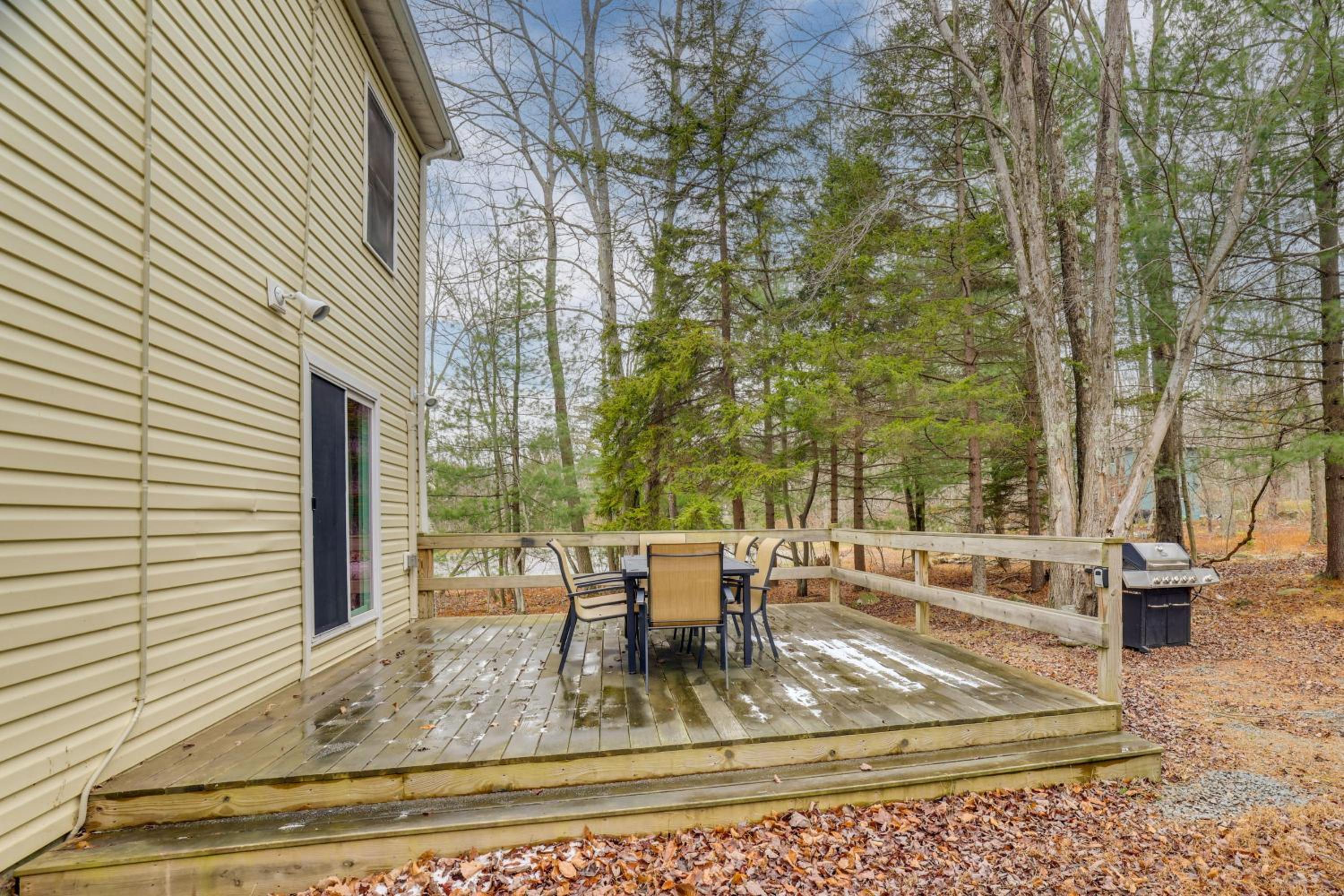 Waterfront Arrowhead Lake Retreat with Resort Perks!