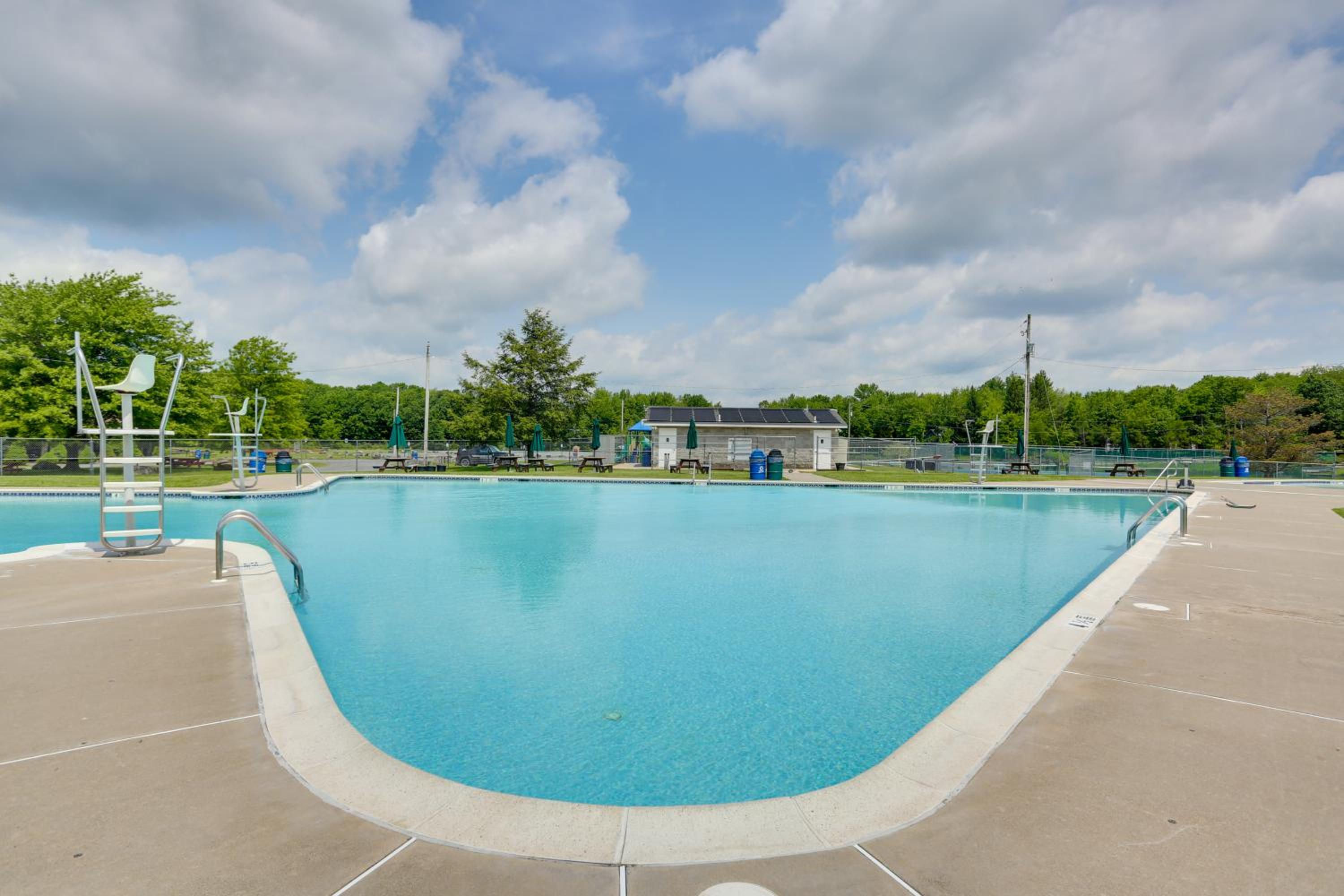 Waterfront Arrowhead Lake Retreat with Resort Perks!